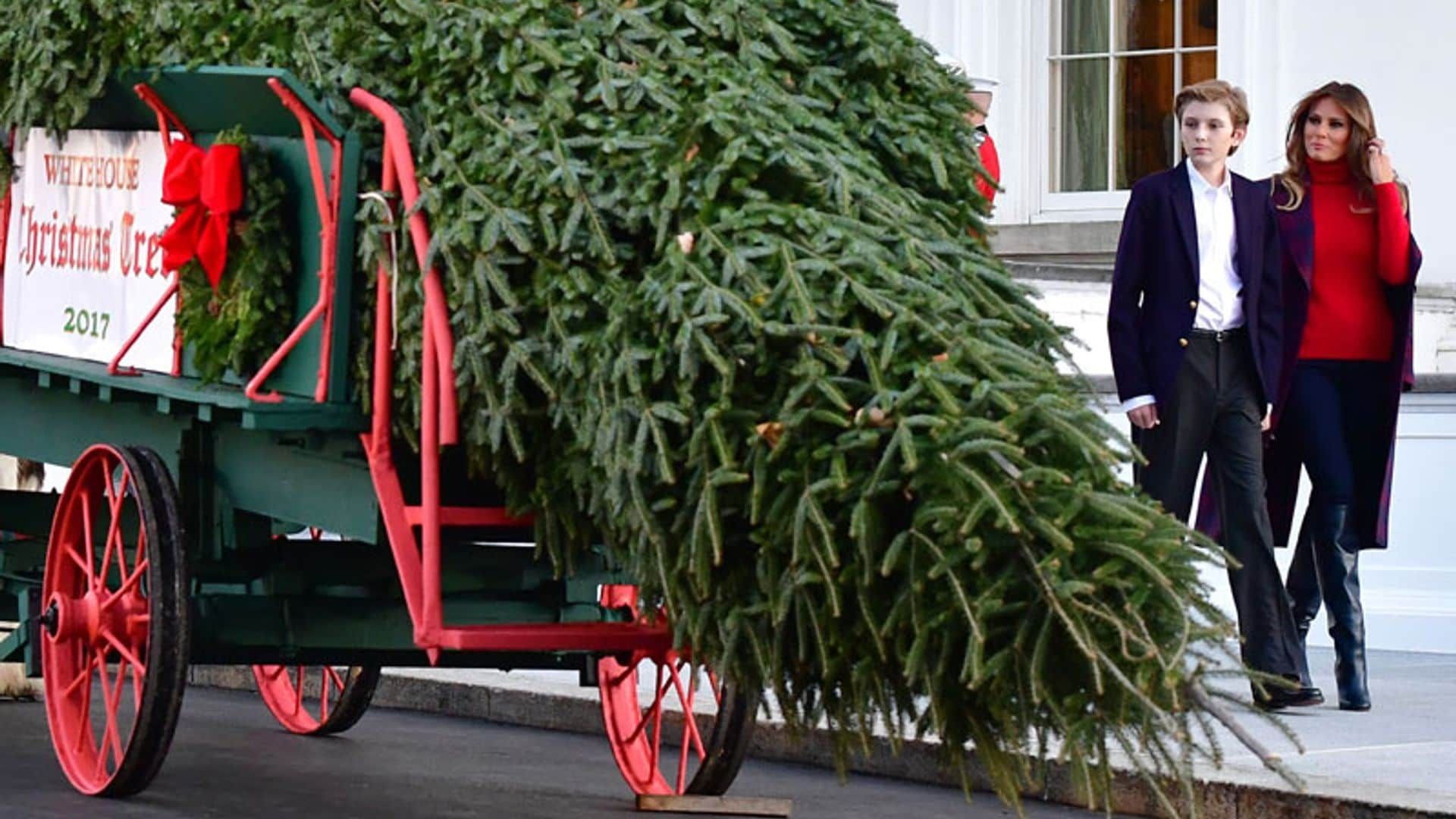 Después de ocho años con Michelle Obama... Melania Trump y su hijo reciben por primera vez el árbol de Navidad