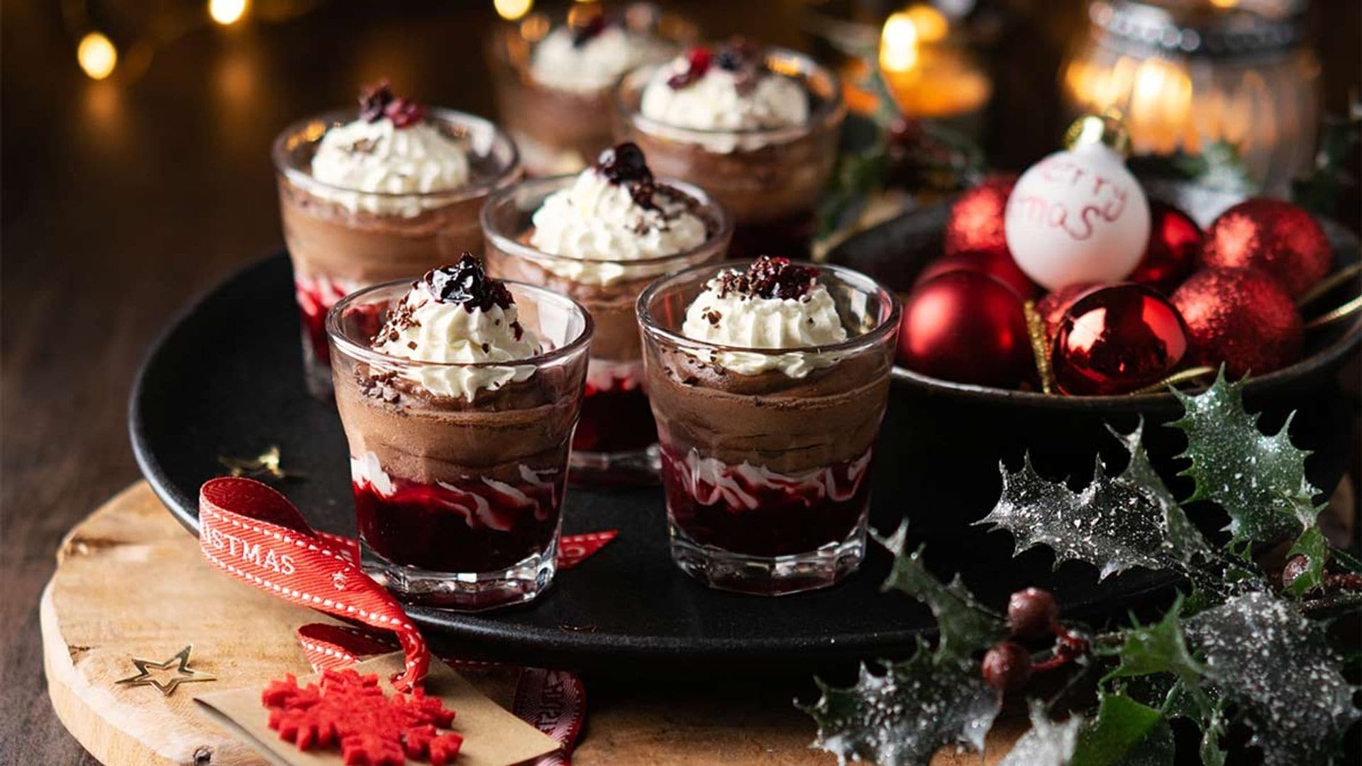 Vasitos navideños de mousse de chocolate con confitura de cereza