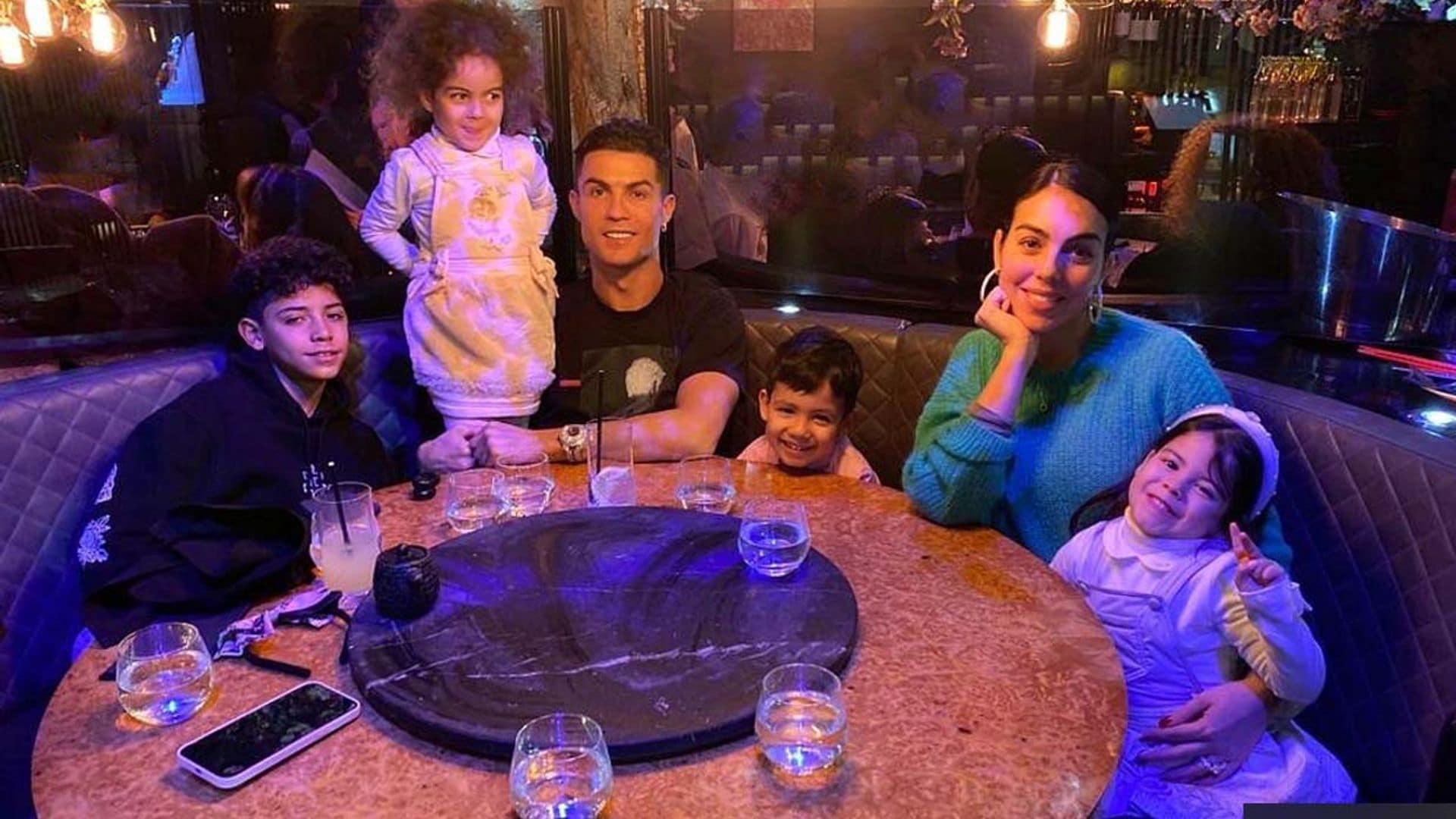 ¡A todo gas! Los hijos de Cristiano y Georgina se lo pasan en grande en los coches de choque