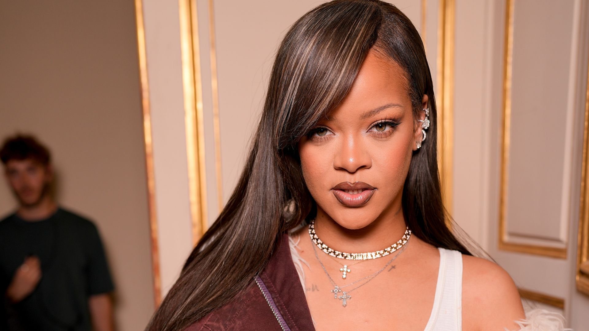 Rihanna se une al 'financecore' con un 'look' que necesitamos en nuestro armario esta temporada