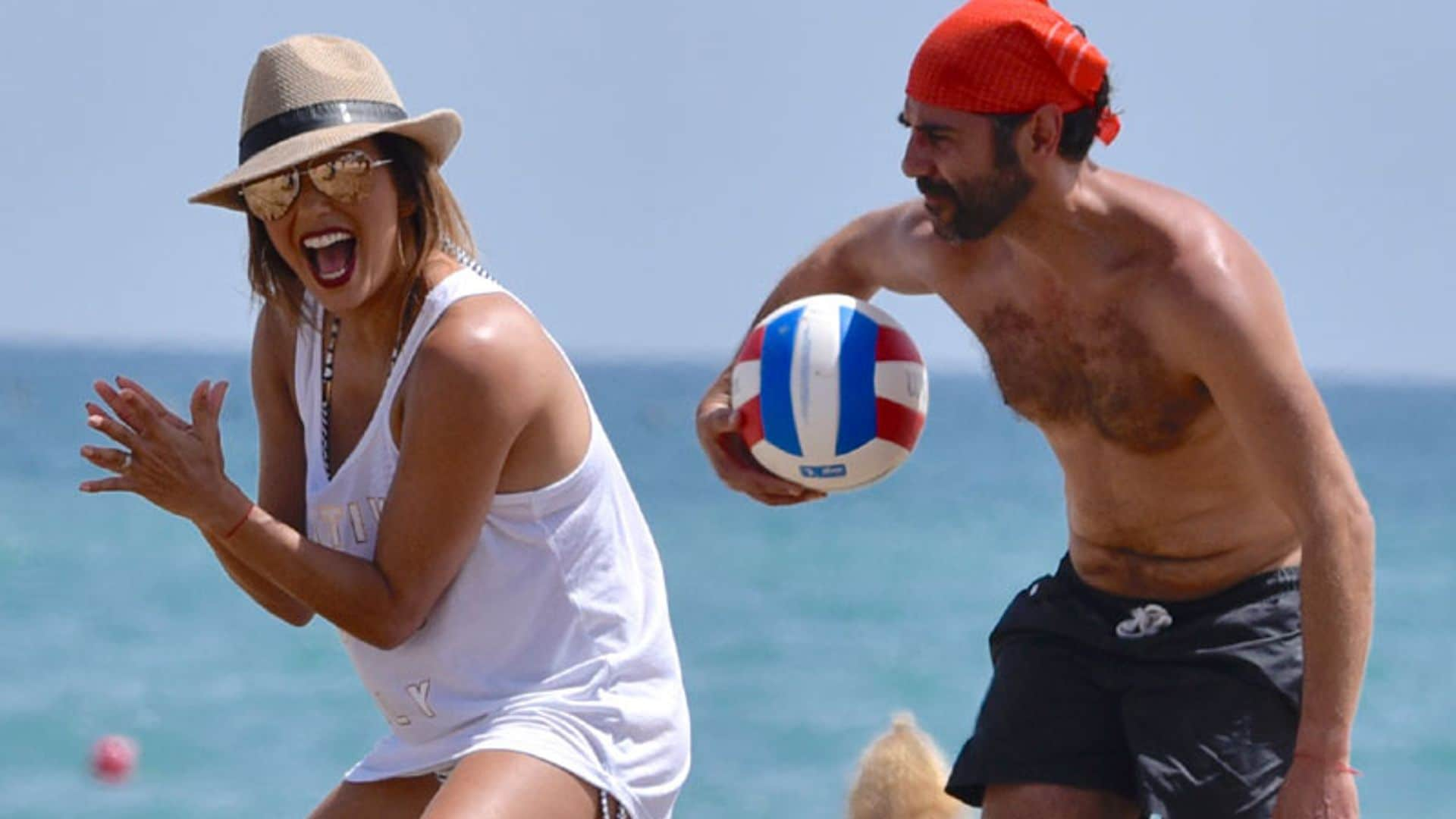 Paseos en bici, vóley-playa... ¡Eva Longoria sí que sabe cómo pasarlo bien en Marbella!