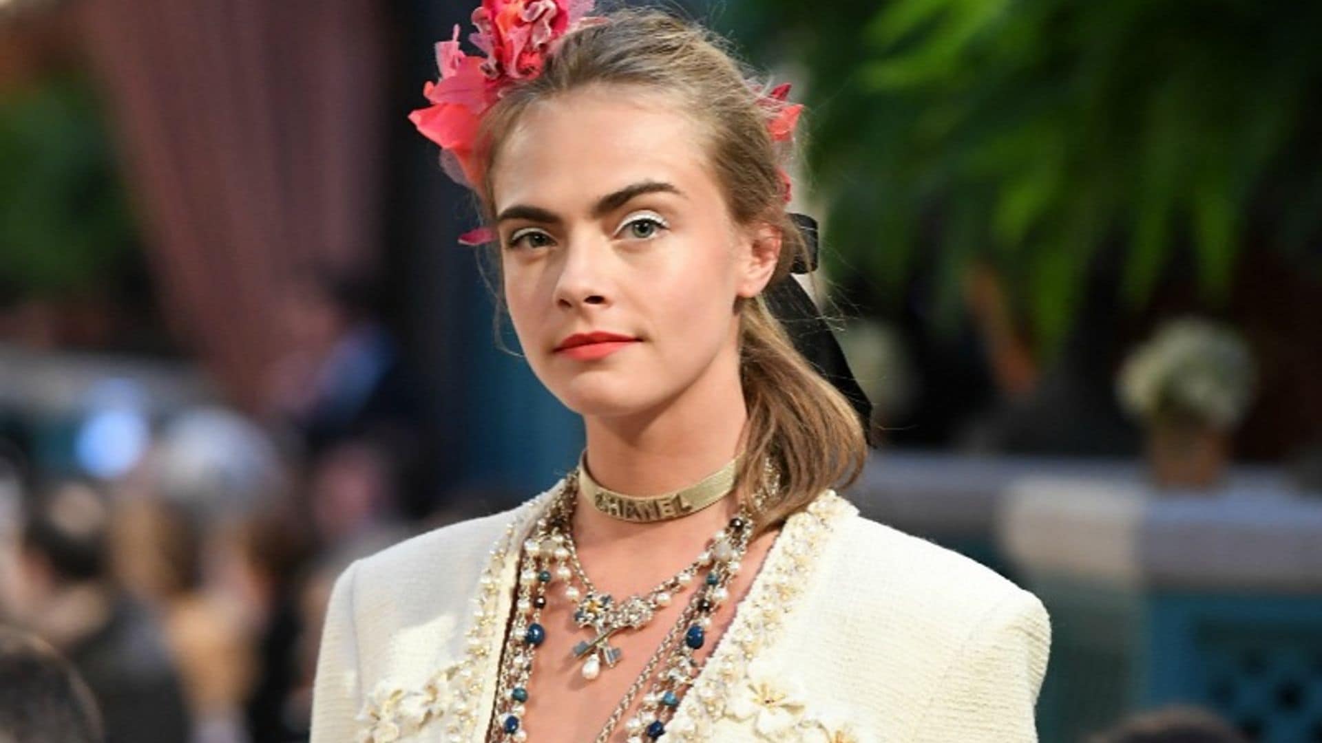 Cara Delevingne (¡vuelve a desfilar!) y Lily-Rose Depp (¡debut sobre la pasarela!), con las nuevas propuestas ‘Métiers d’Art’ de Chanel