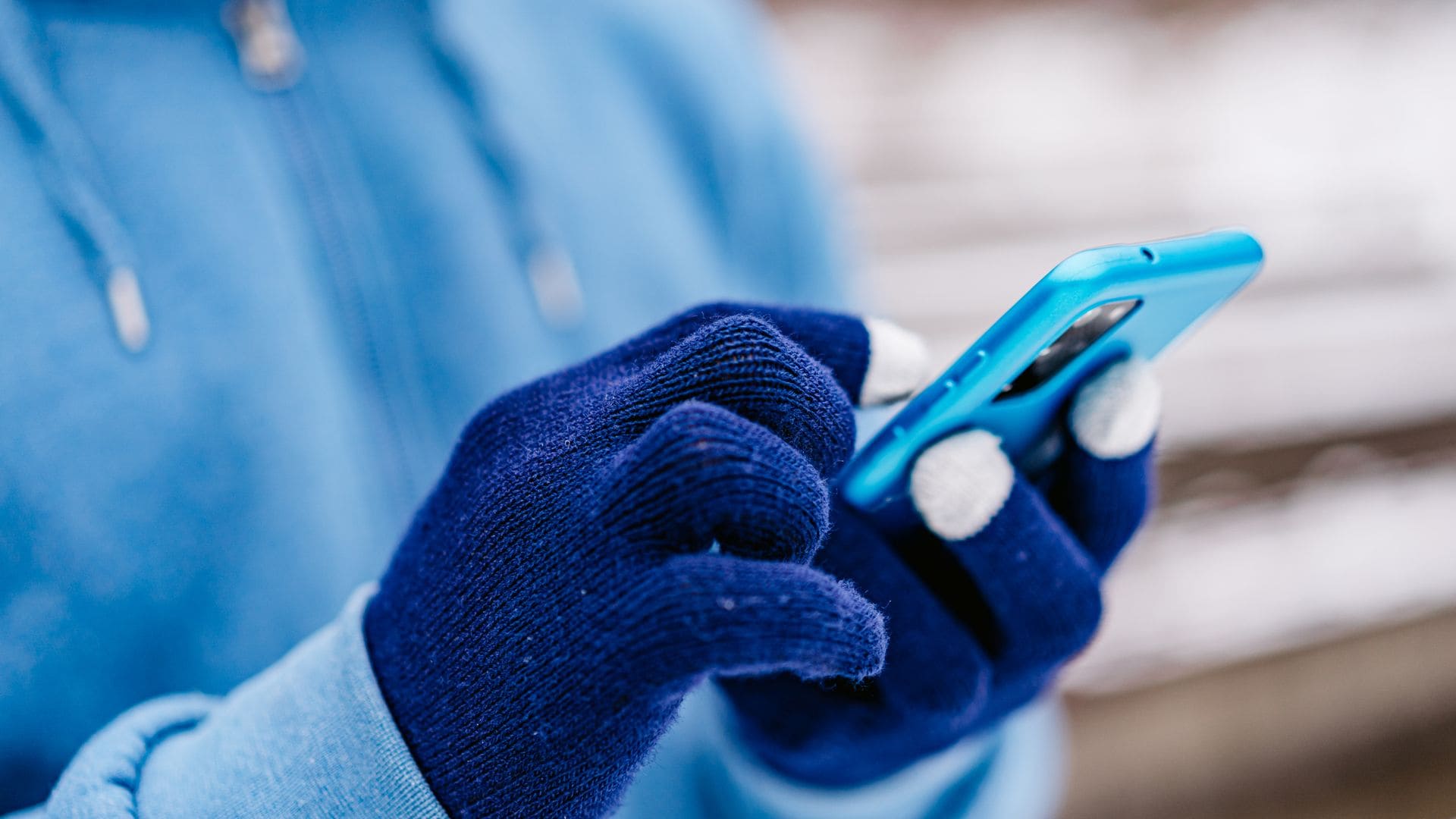 Estos guantes táctiles son la solución perfecta para usar tu móvil sin pasar frío