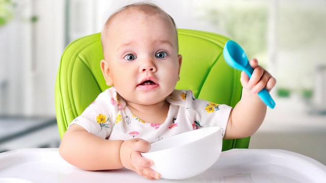 beb comiendo