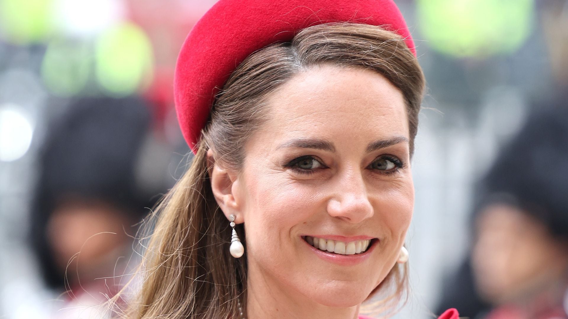 Kate Middleton le muestra su respeto al rey Carlos III con una reverencia