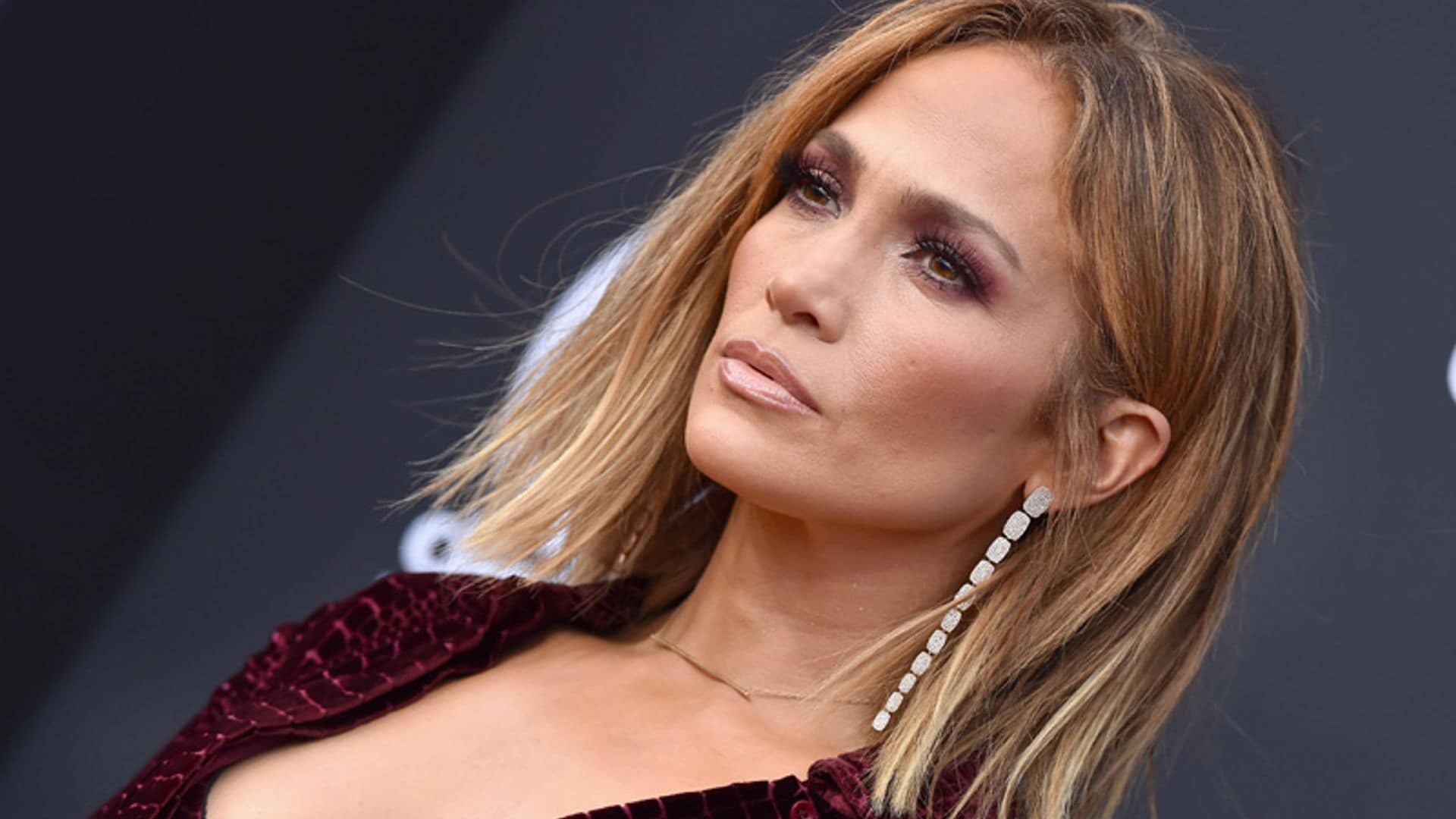 El vestido de fiesta que favorece a todas, según Jennifer Lopez y Martha Hunt