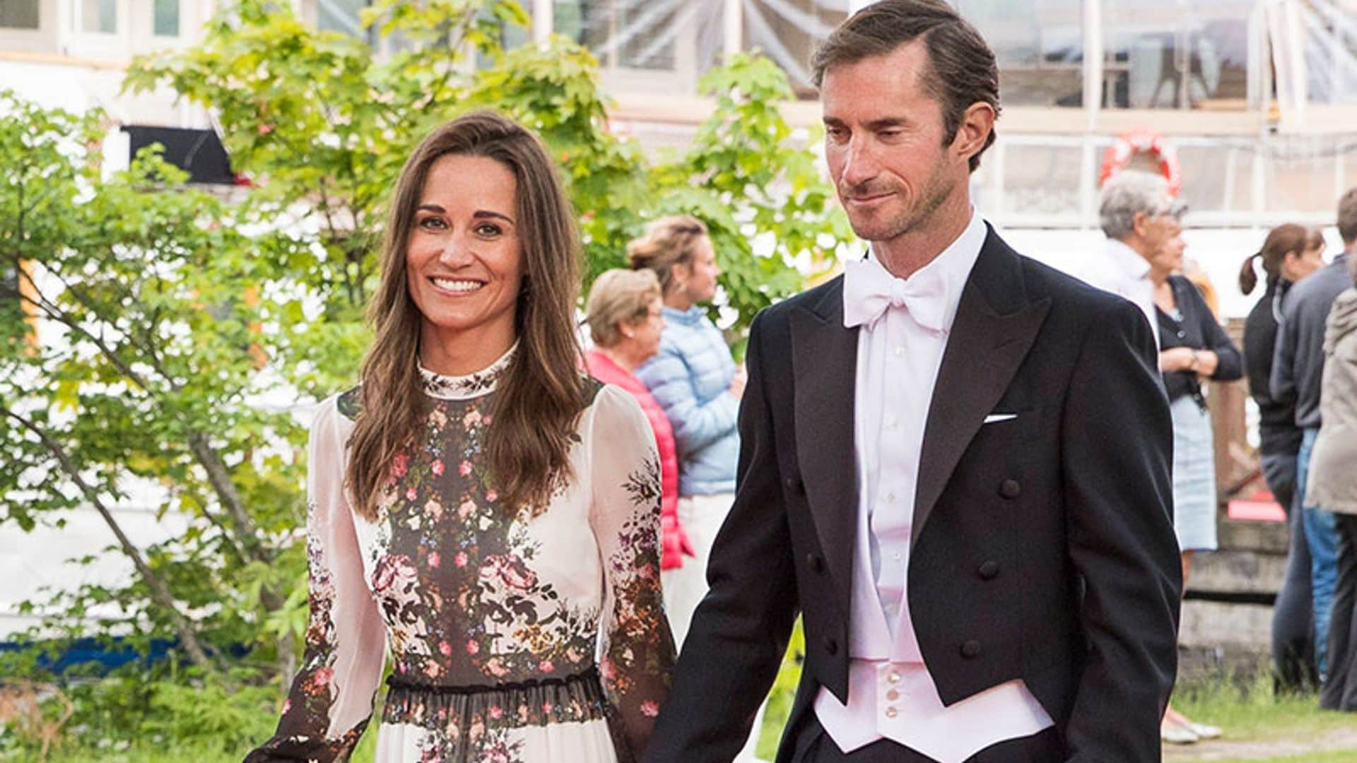 Pippa Middleton enamora con un 'look' de invitada (rebajado) de Erdem