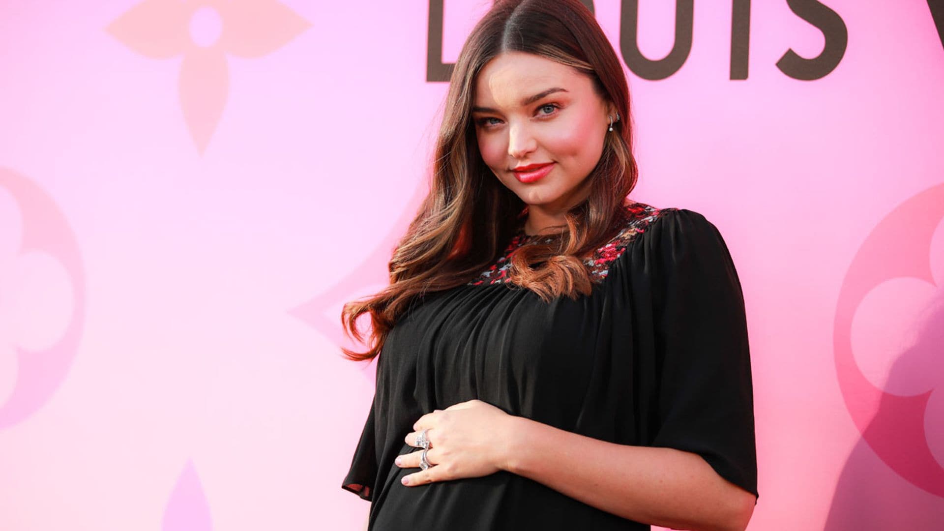 El minivestido premamá de Miranda Kerr y otros 9 'lookazos' de la fiesta de Louis Vuitton