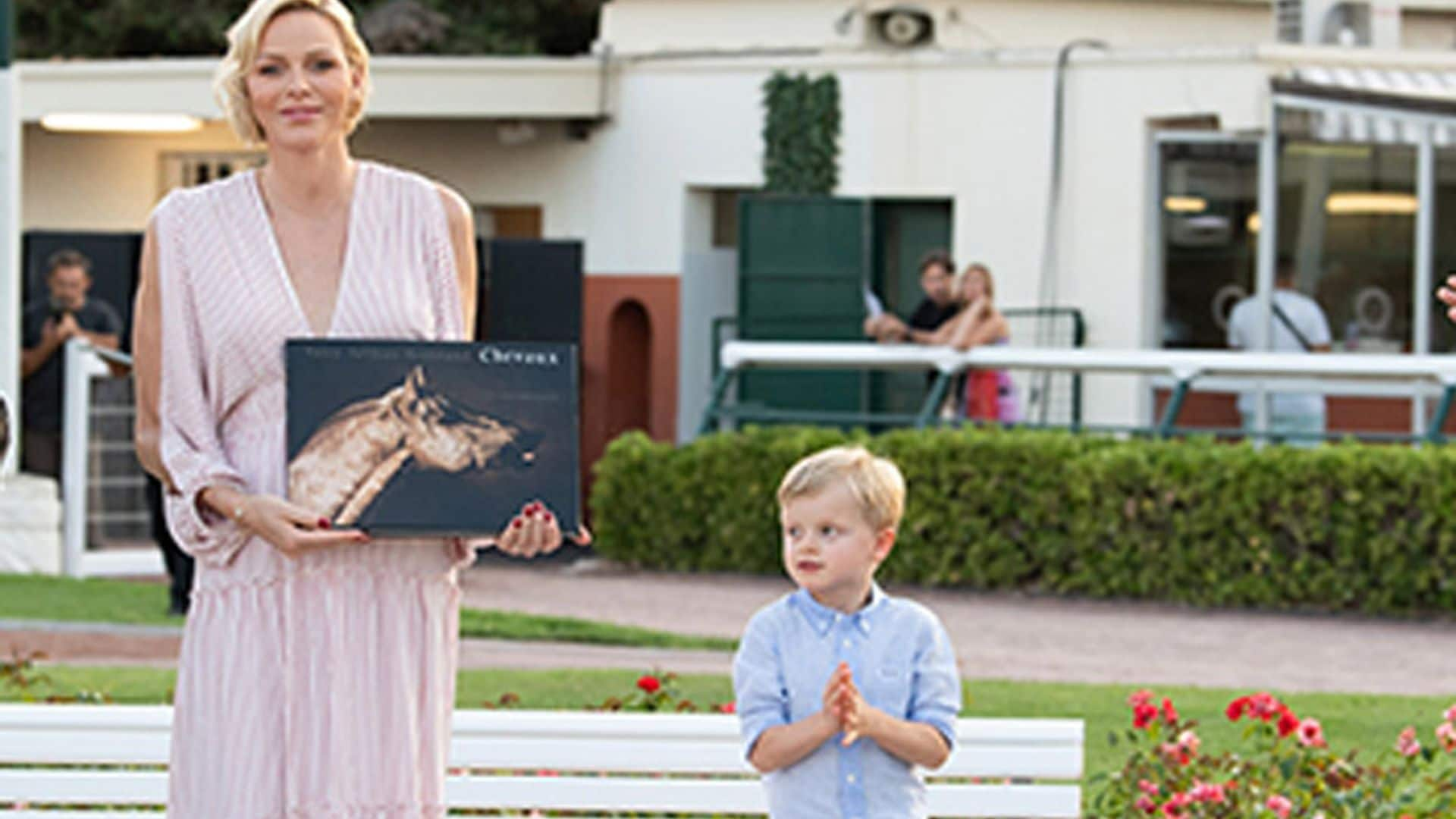 Charlene de Mónaco y su hijo Jacques, protagonistas de una carrera de caballos solidaria