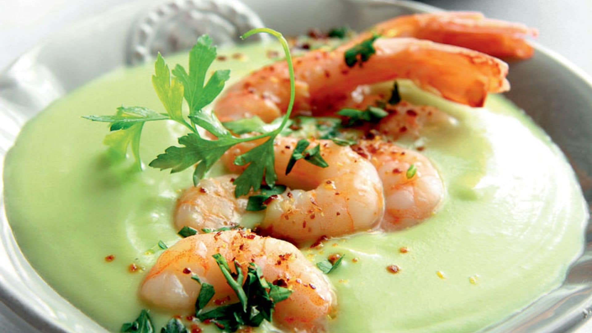 Crema de aguacates con gambas