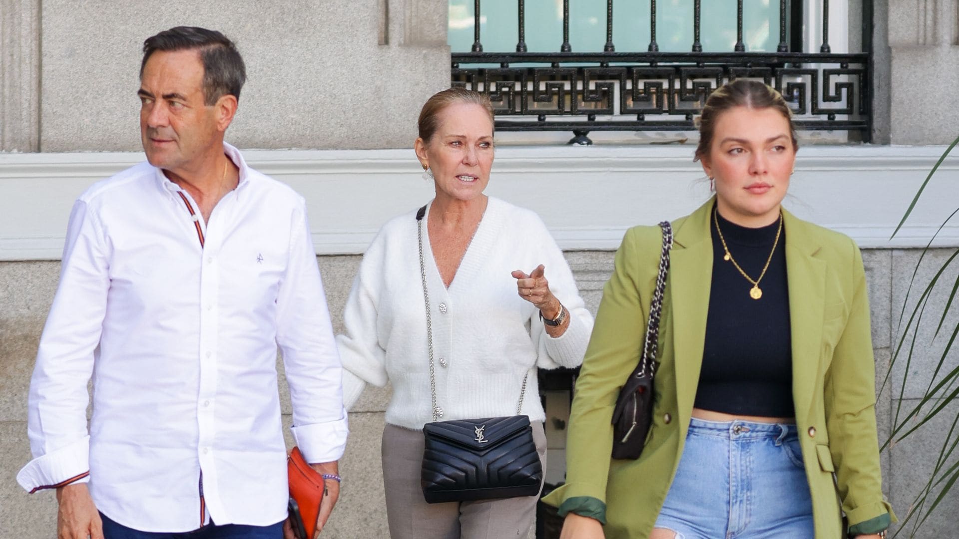 José Bono, Ana Rodrí­guez y Sofí­a Bono salen de un restaurante, a 12 de octubre de 2021, en Madrid 