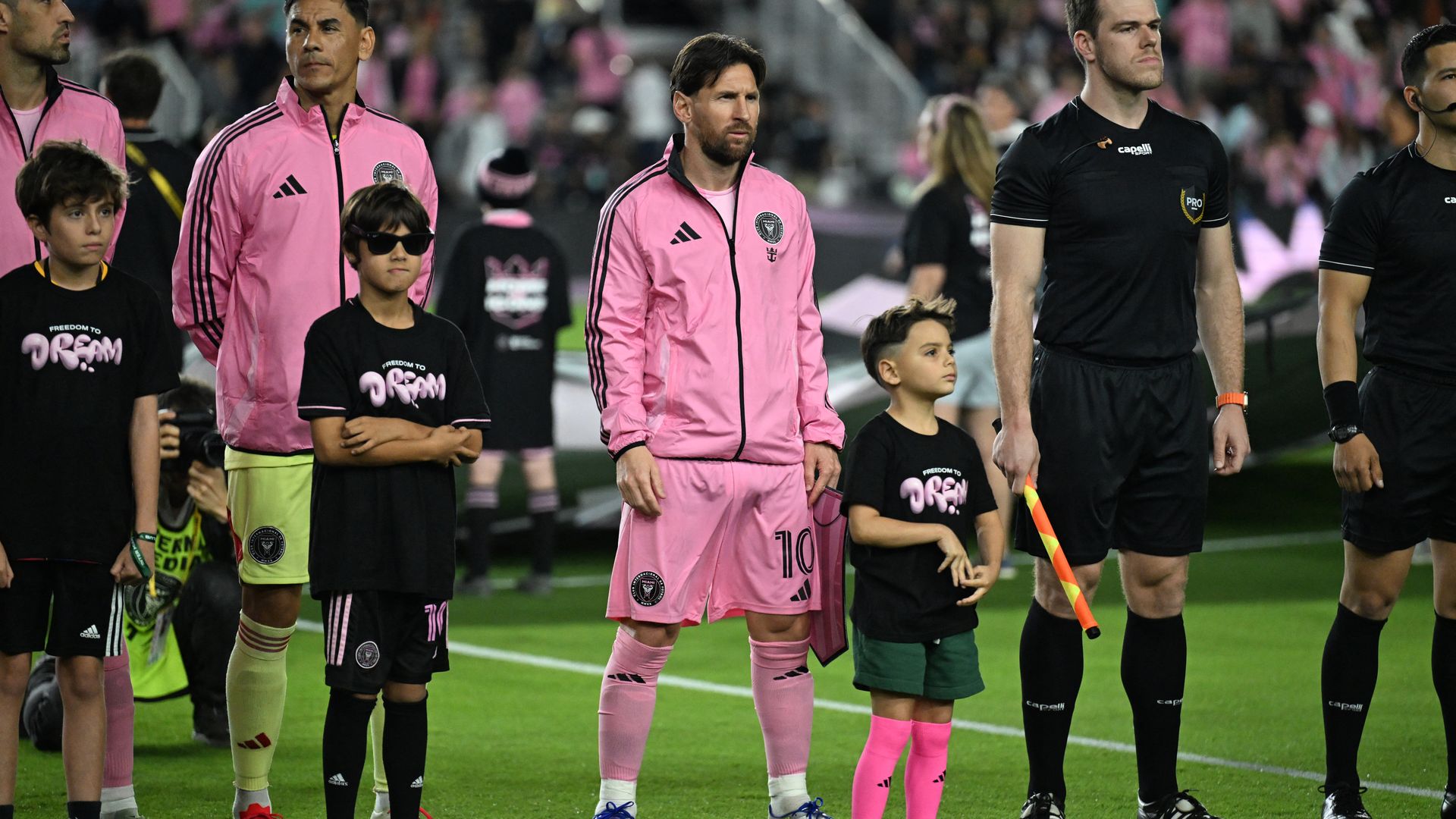 De la mano de Leo Messi, el hijo de Eva Longoria protagoniza un tierno momento sobre la cancha