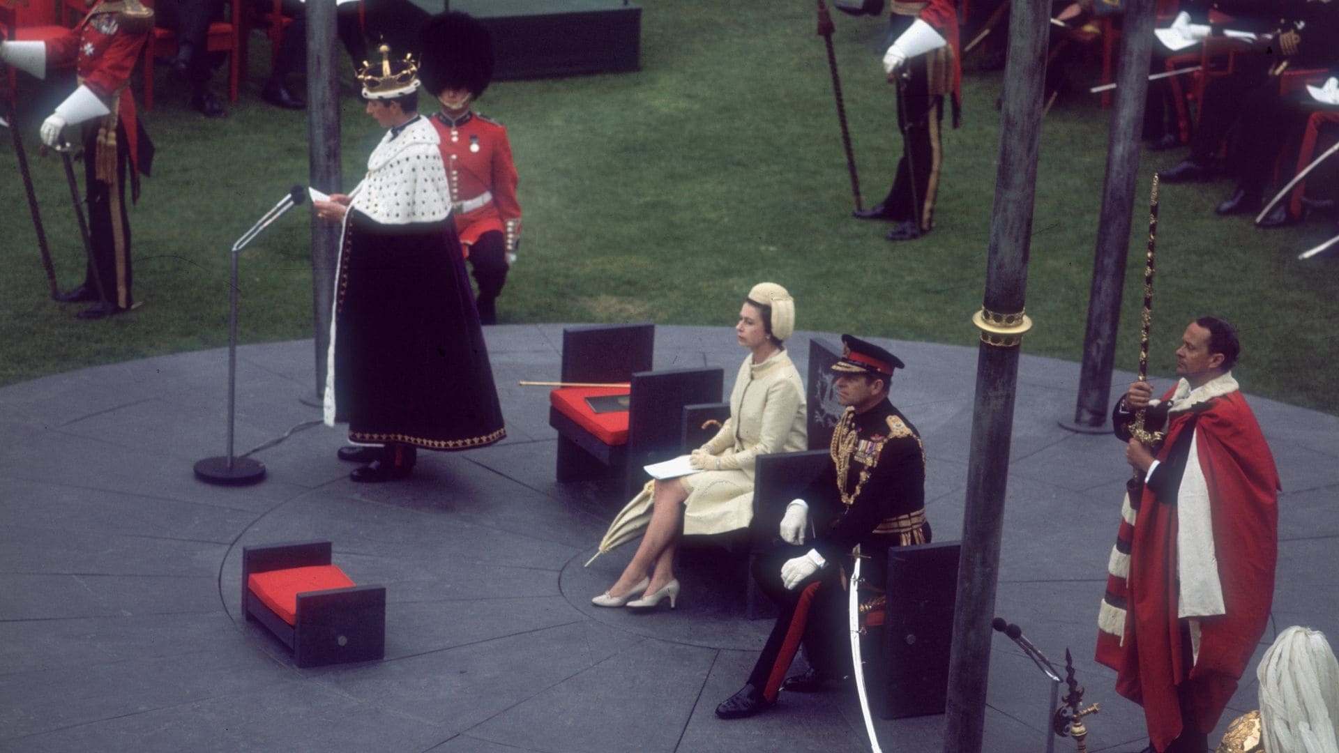 Isabel II y el duque de Edimburgo en la investidura del príncipe de Gales, organizada como un plató de televisión en un castillo medieval