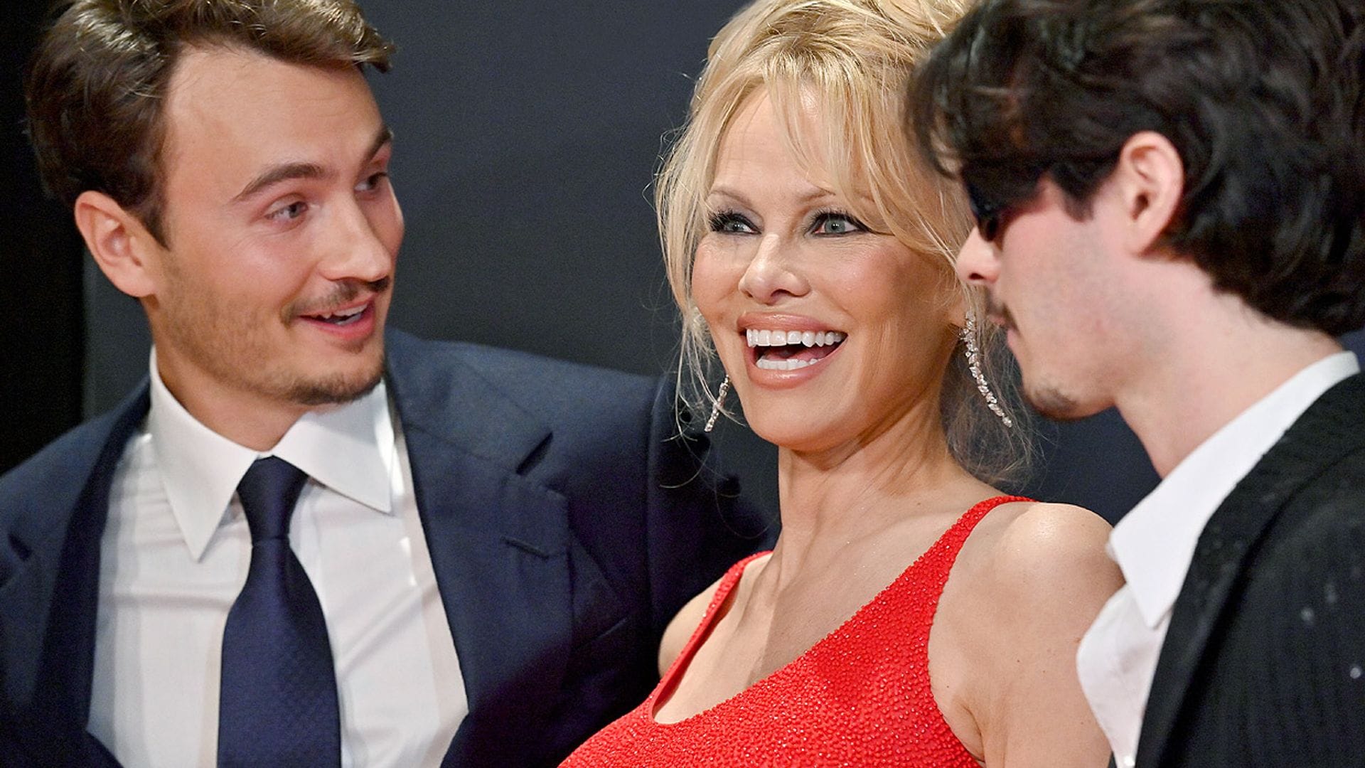 ¡Amor de madre! Pamela Anderson presenta su proyecto más personal junto a sus hijos Brandon y Dylan