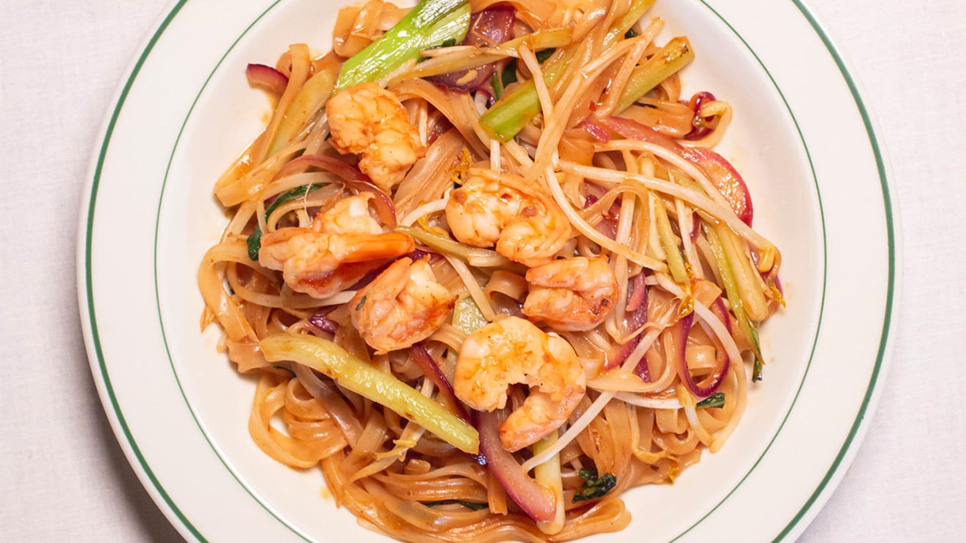 Fideos de arroz con gambas y almejas