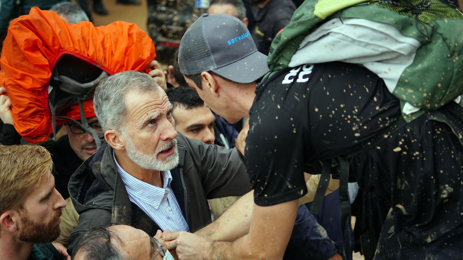 La aplaudida actitud de Felipe VI intentando calmar los ánimos de los vecinos indignados