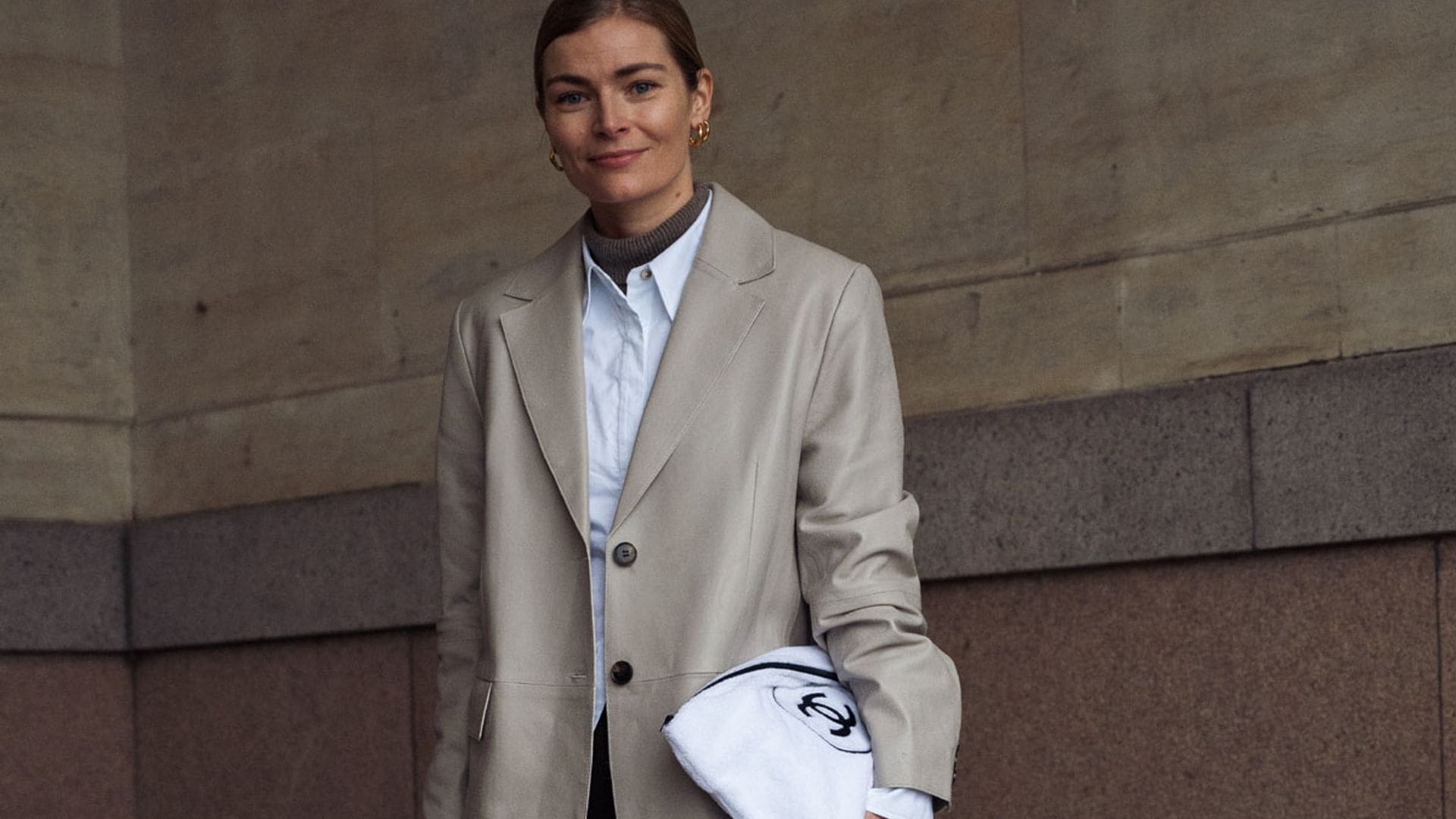 Renueva tu look de diario combinando así la camisa blanca de toda la vida