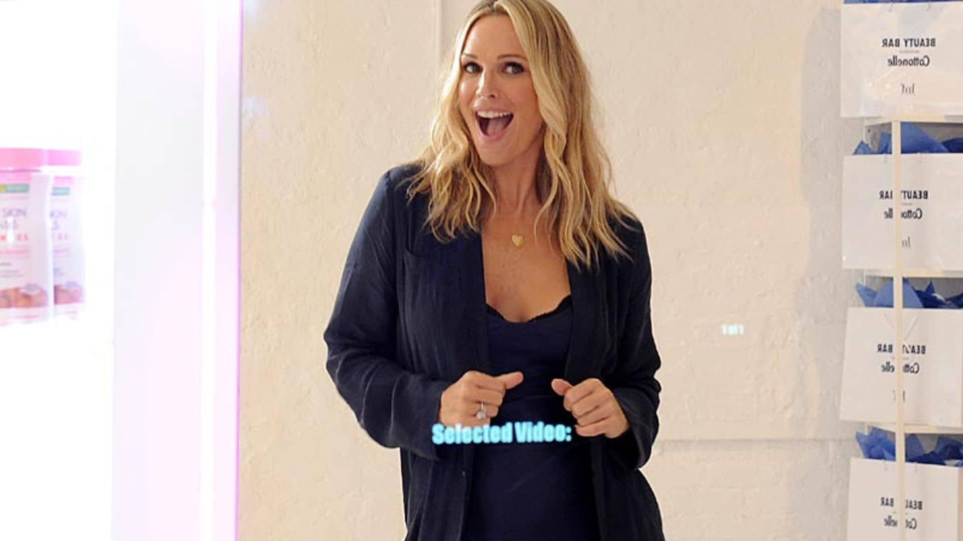 Molly Sims, una embarazada feliz que muestra orgullosa su tripita