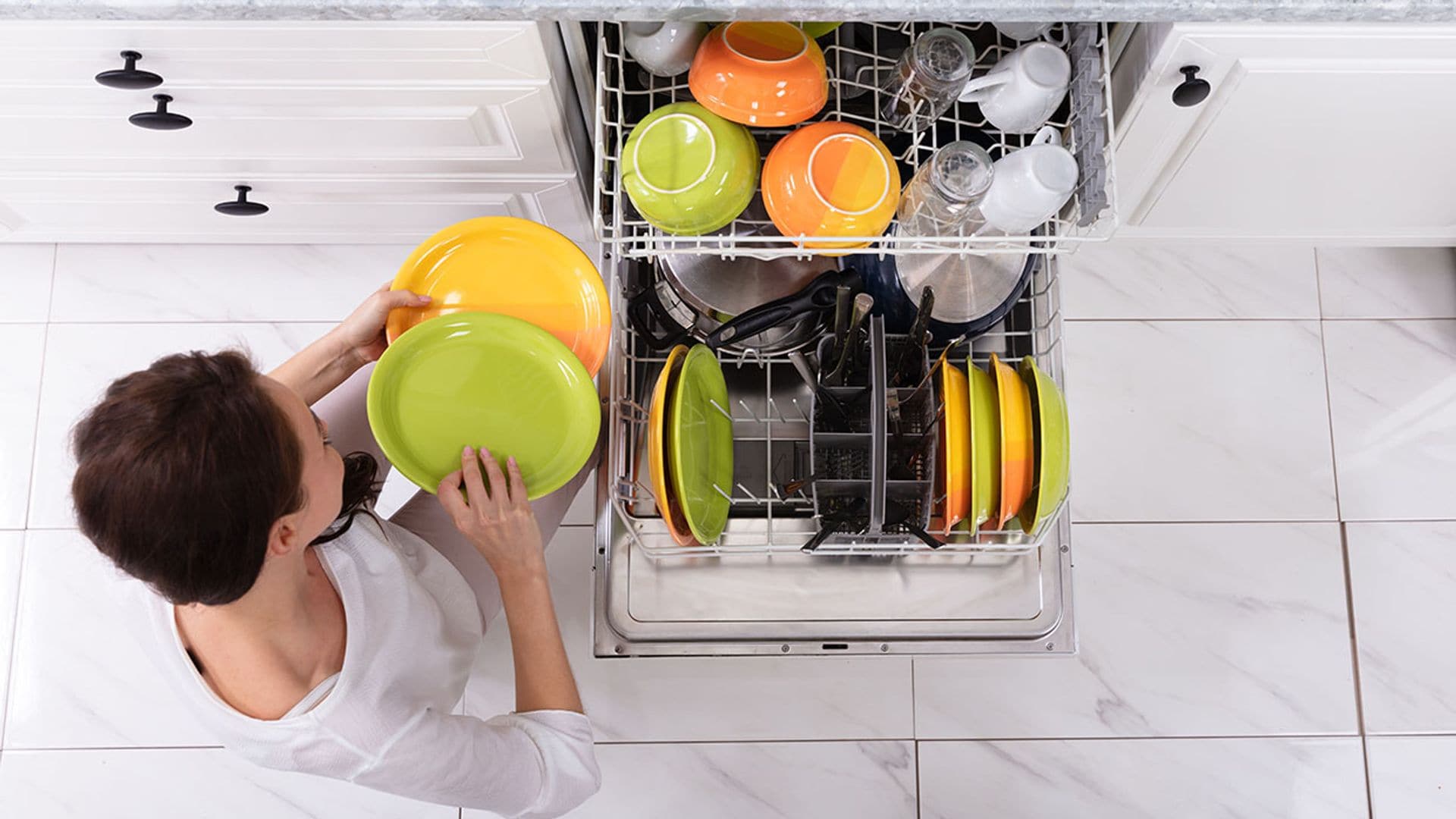 Trucos para limpiar el lavavajillas y evitar los malos olores en tu cocina
