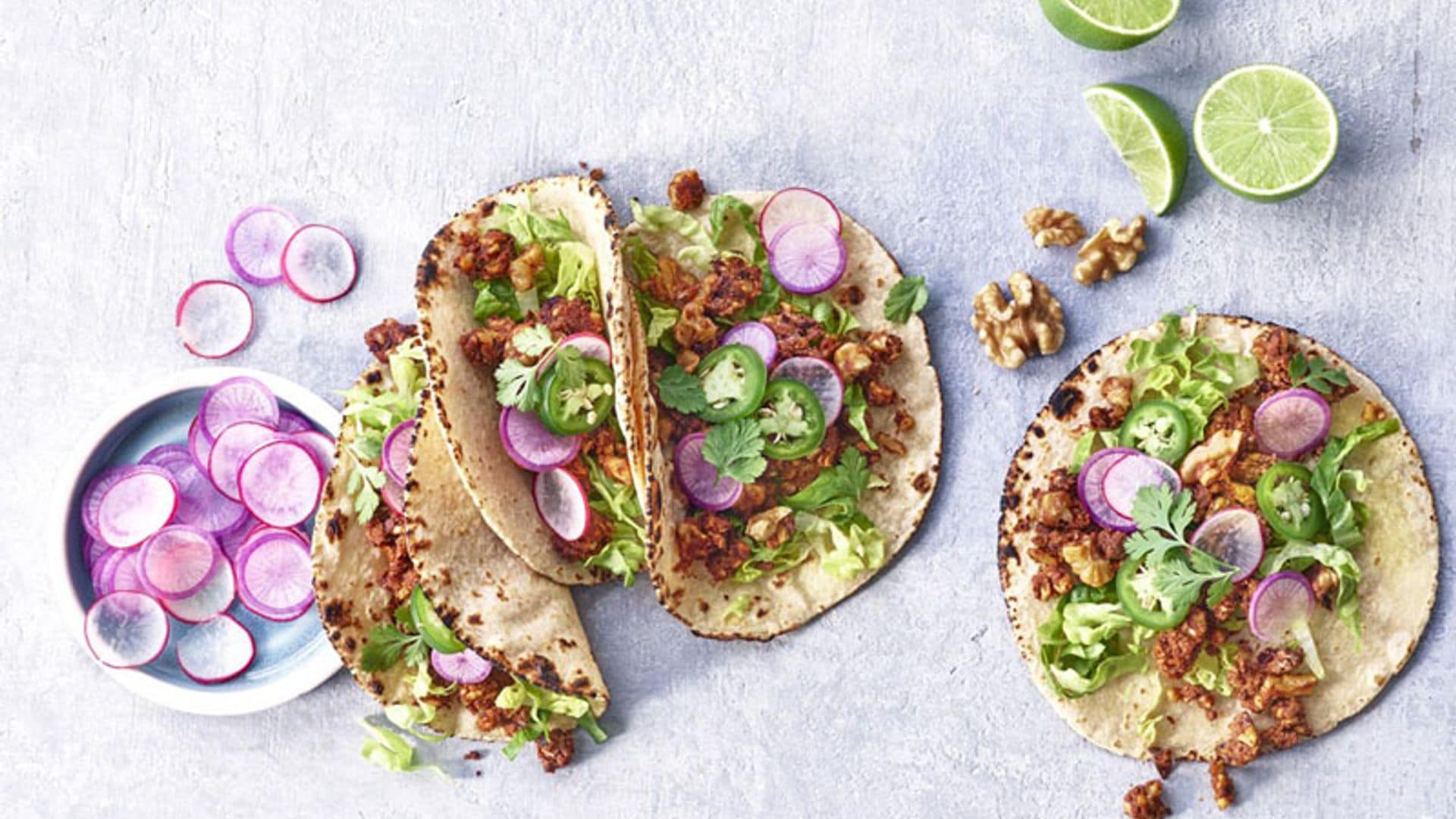 Tacos veganos de chorizo de nueces con verduras encurtidas