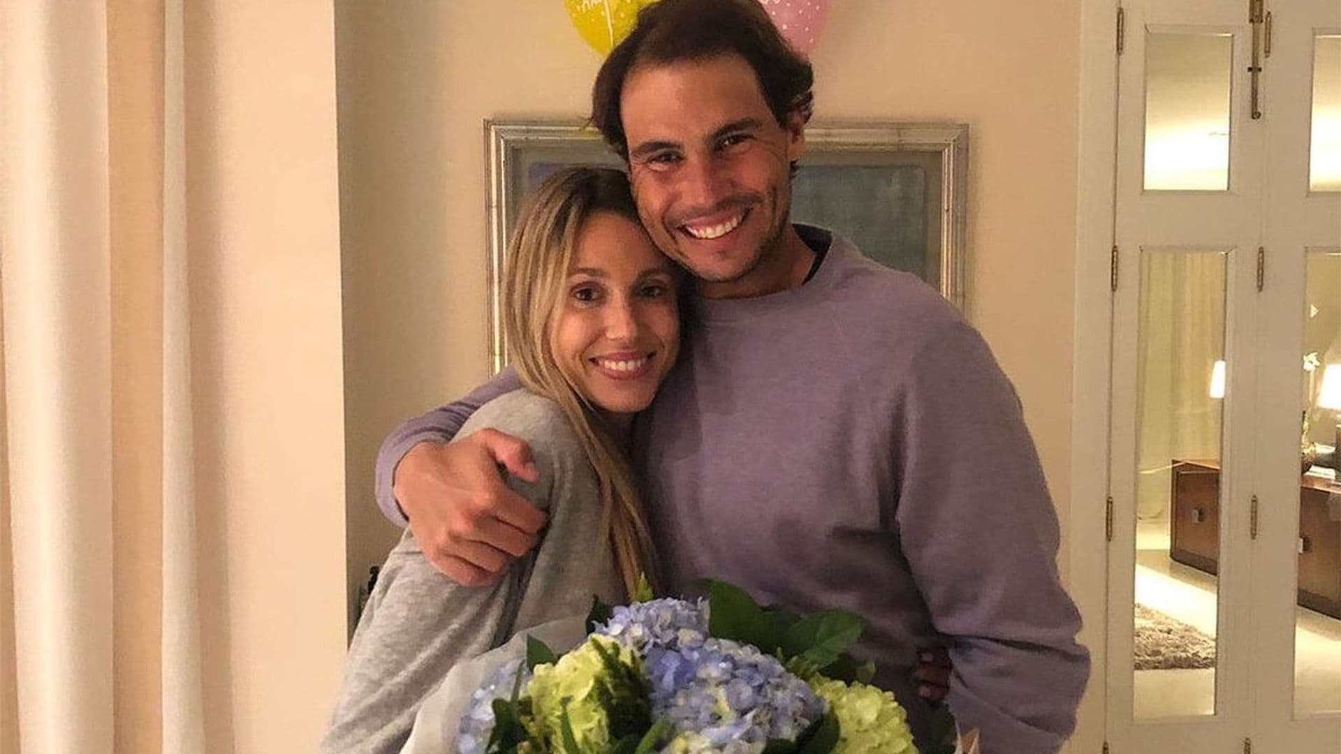 Flores, globos y su inseparable hermano Rafa: así celebra Maribel Nadal sus 30 años