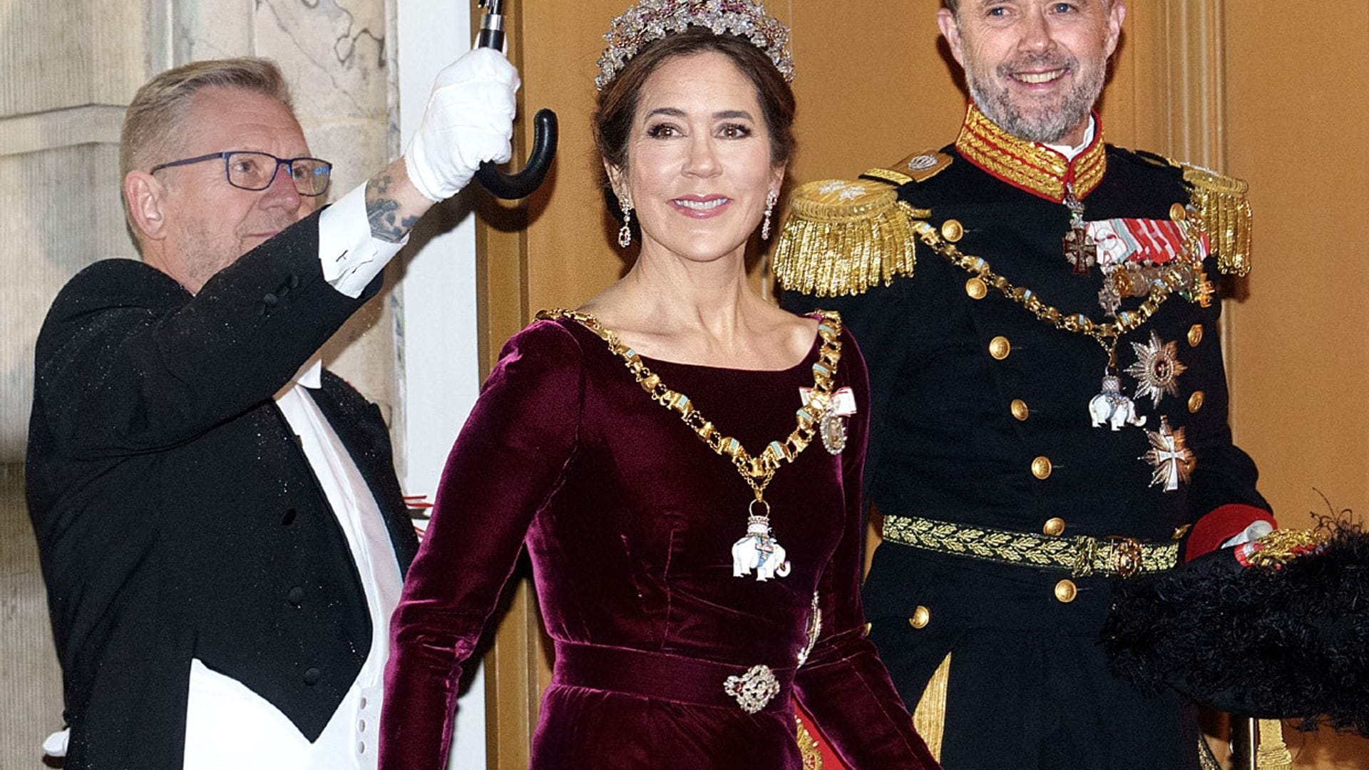 El look de Mary de Dinamarca días antes de convertirse en reina: vestido de terciopelo y tiara de grosellas