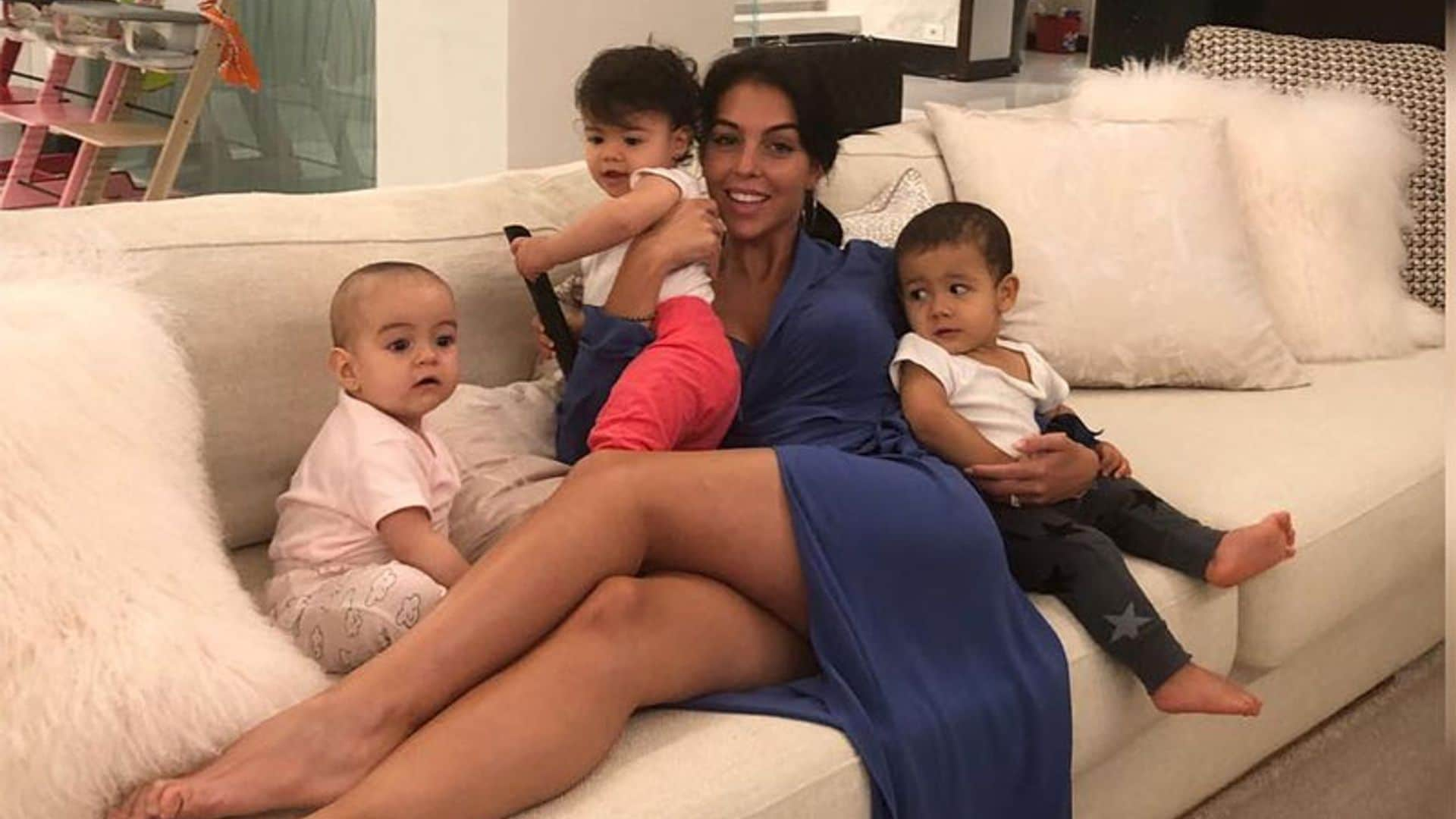 Georgina Rodríguez comparte una divertida foto de los 'peques' de la casa animando a Ronaldo