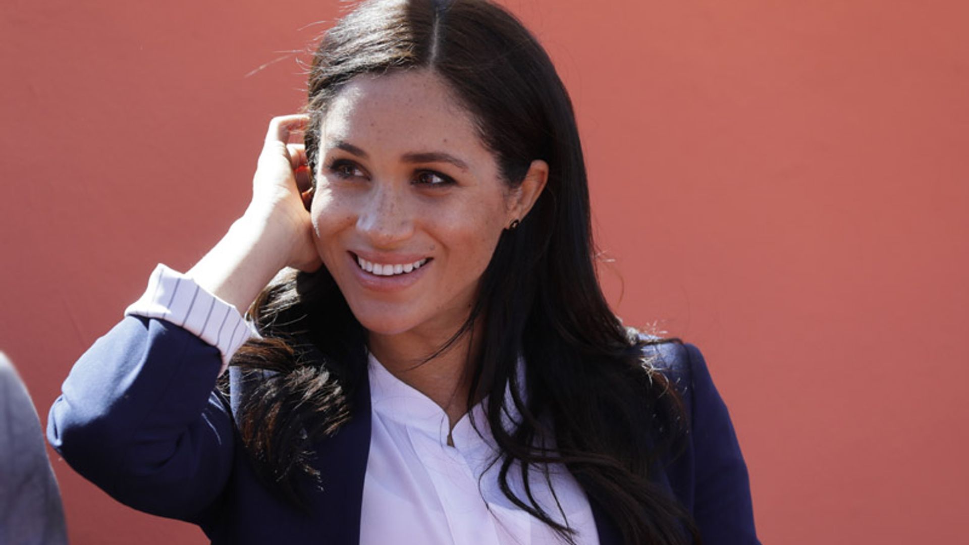 El último look sorpresa de Meghan: camiseta 'fan' y chaqueta de Harry