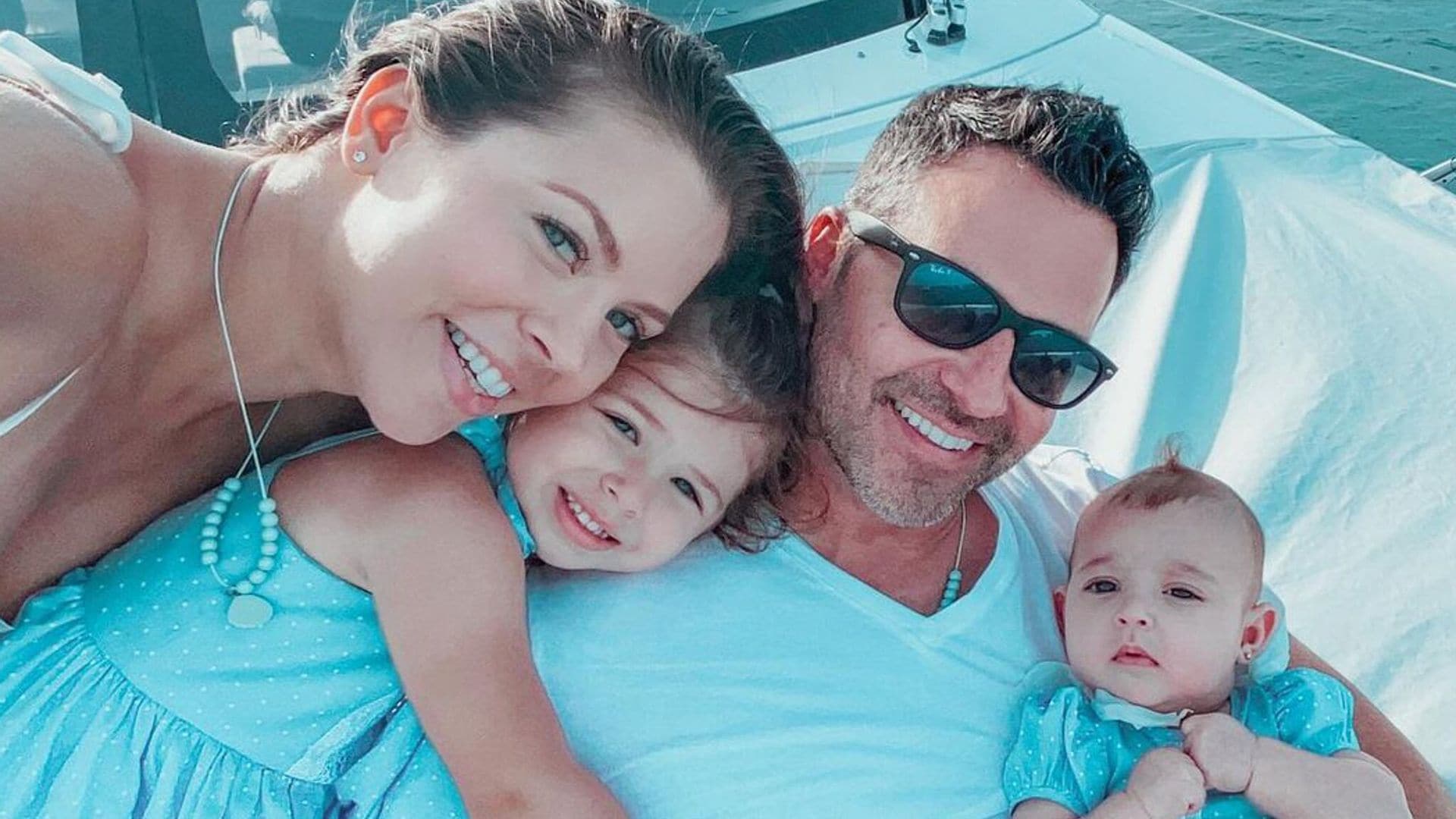 Skye, la bebé de Ximena Duque, conoció el mar ¡y es de lo más linda!