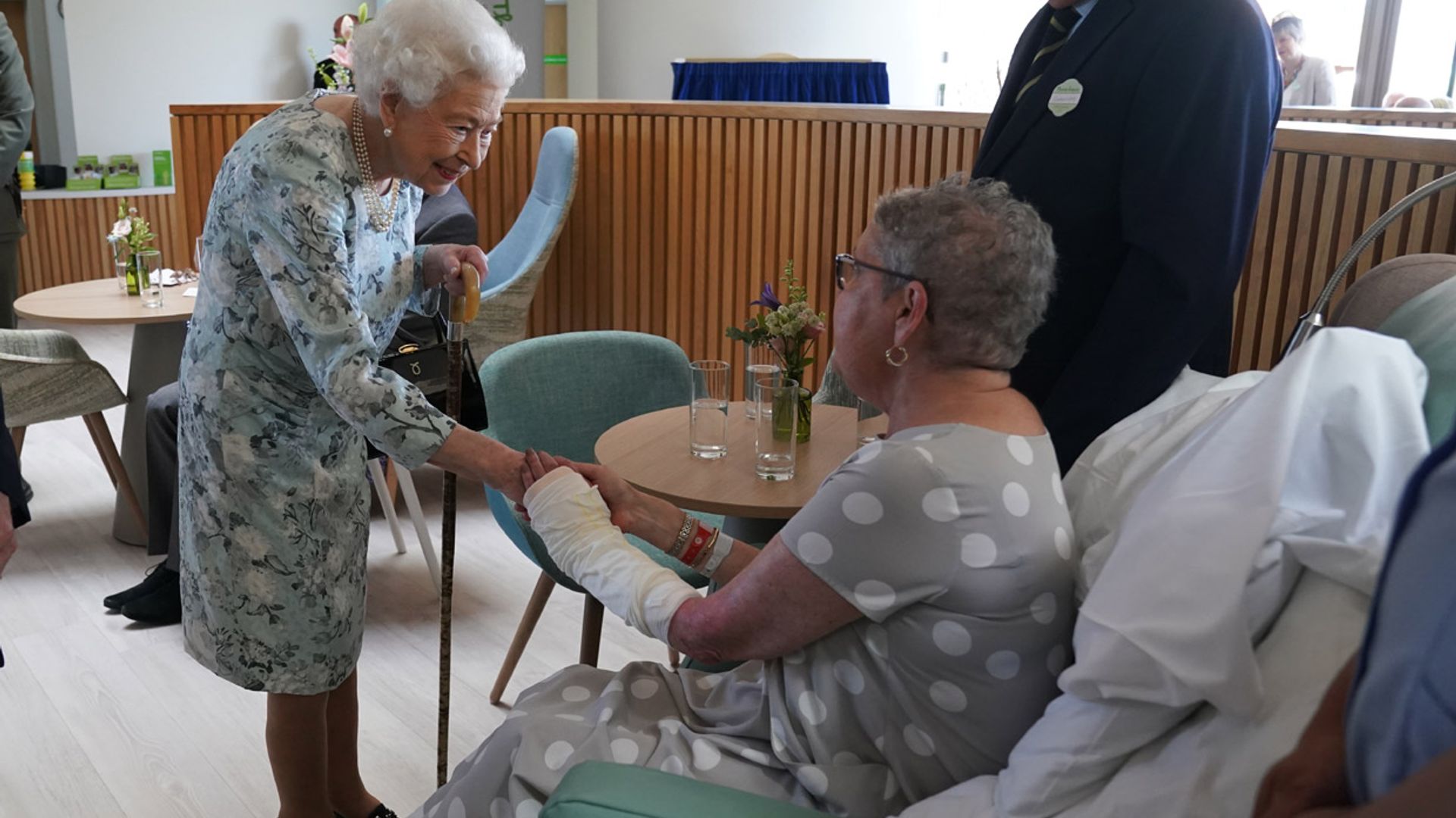 Isabel II reaparece por sorpresa en un acto público con el que reafirma su agradecimiento a los sanitarios