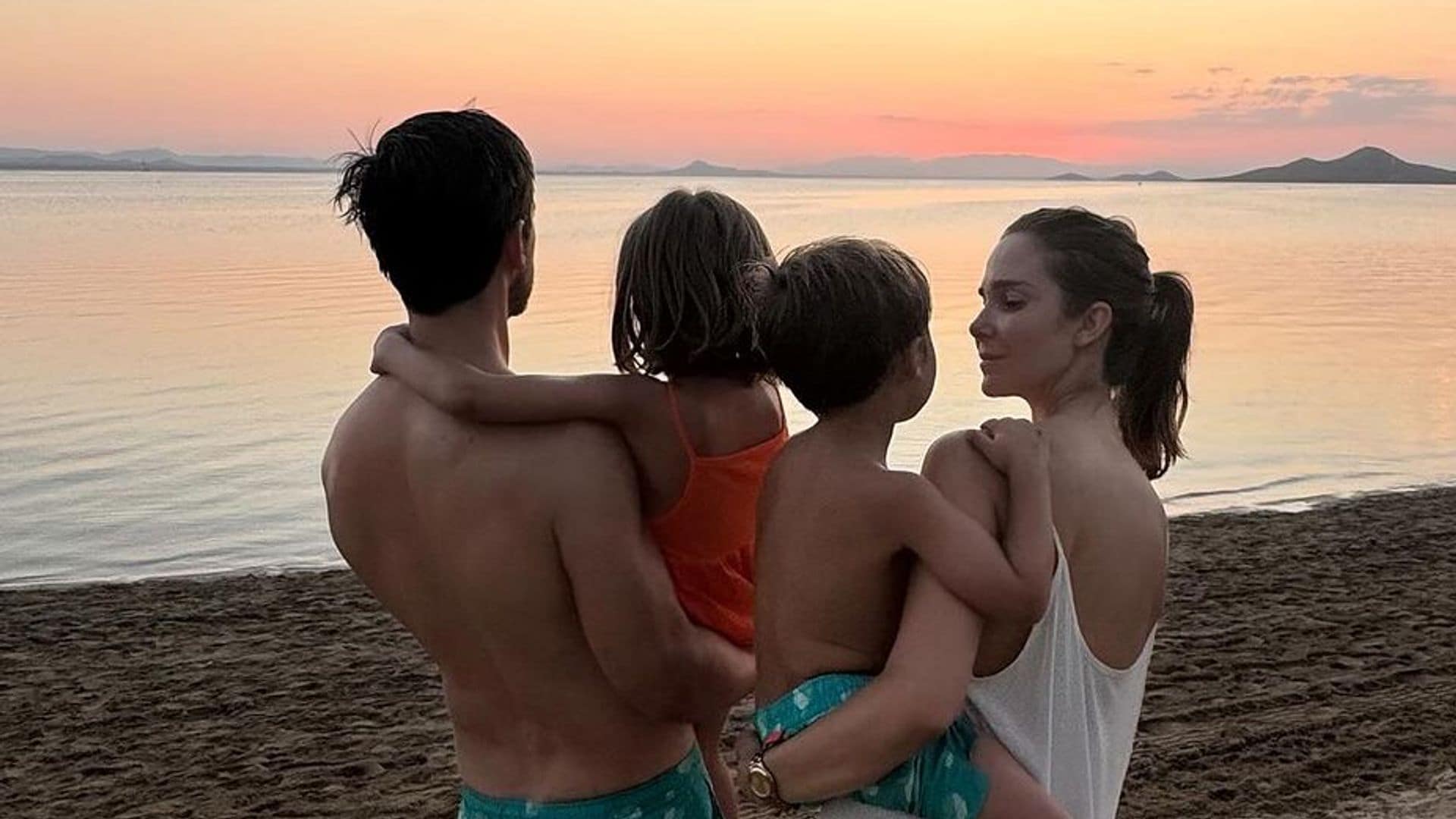 Natalia Sánchez y Marc Clotet, vacaciones en familia entre barbacoas, atardeceres y 'paddle surf'