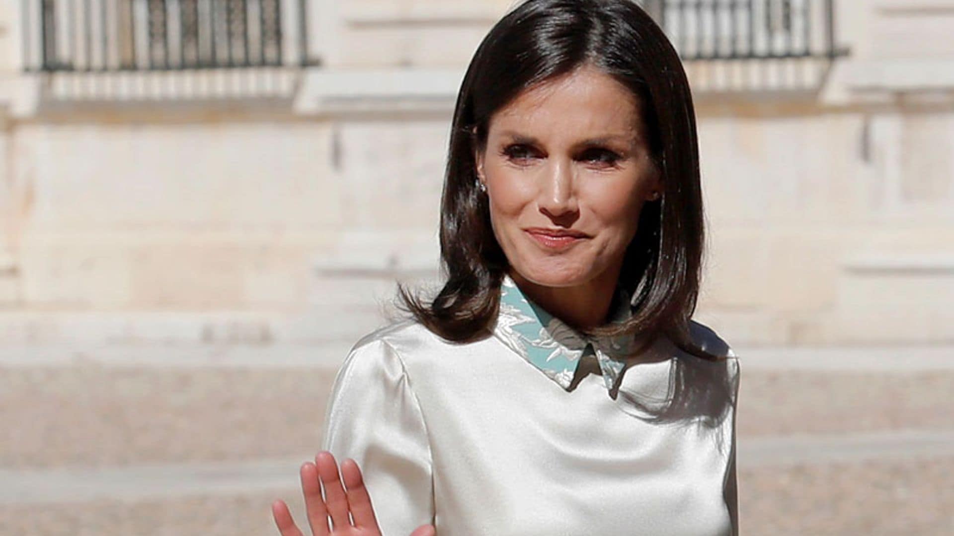 ¿Clásica o atrevida? El nuevo look floral de la Reina y su significativo color