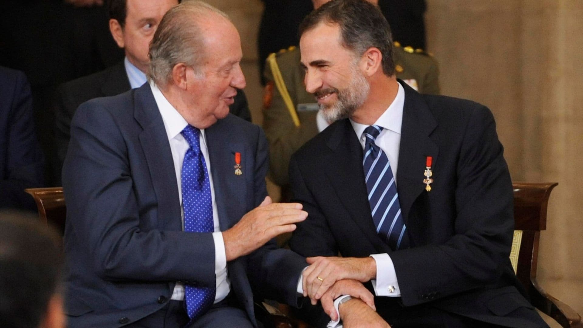 Don Juan Carlos se dirige al rey Felipe para anunciar su salida de España