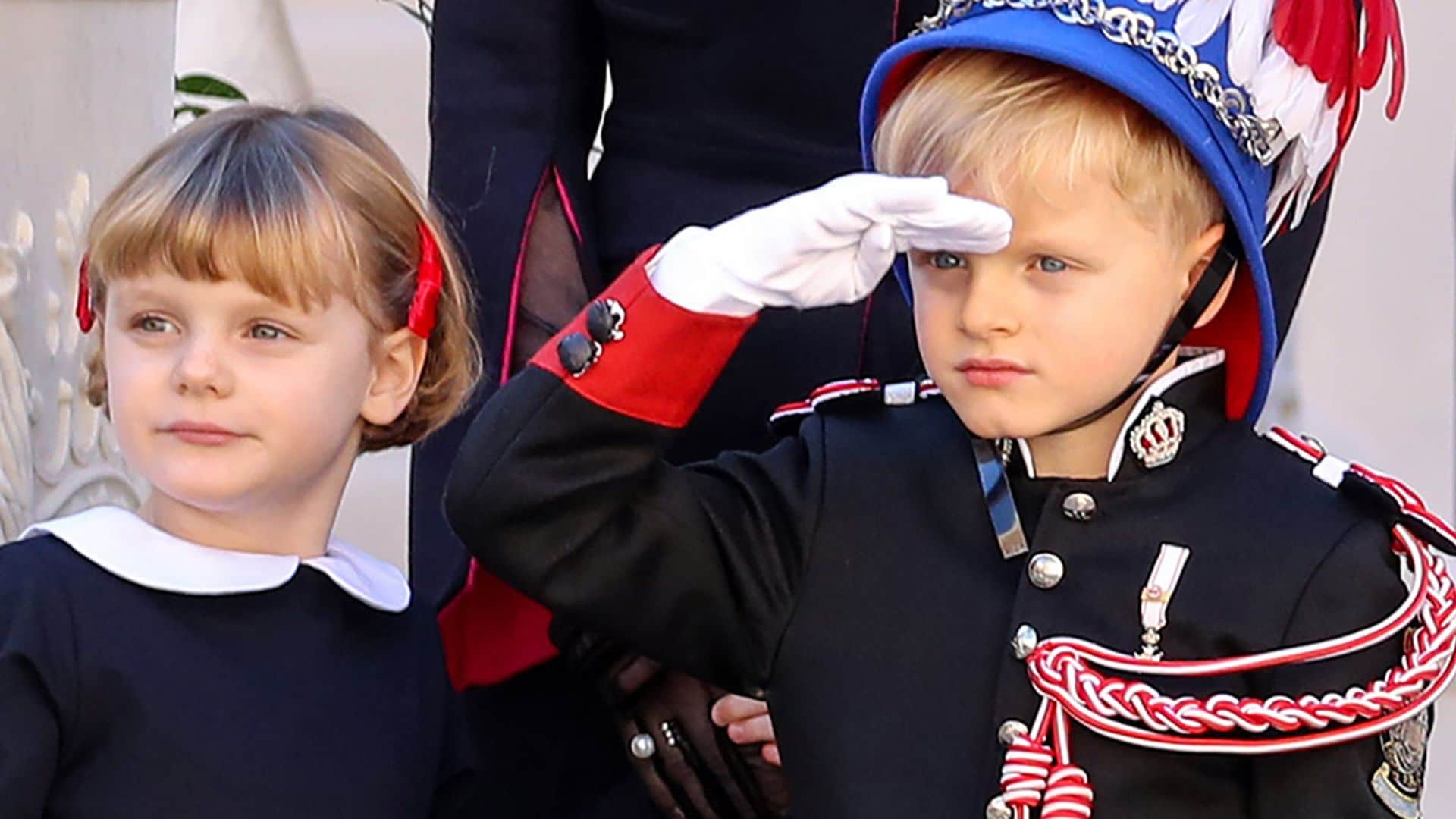 Jacques y Gabriella de Mónaco viajarán a Glasgow con su padre ¡y tendrán sus propios planes!