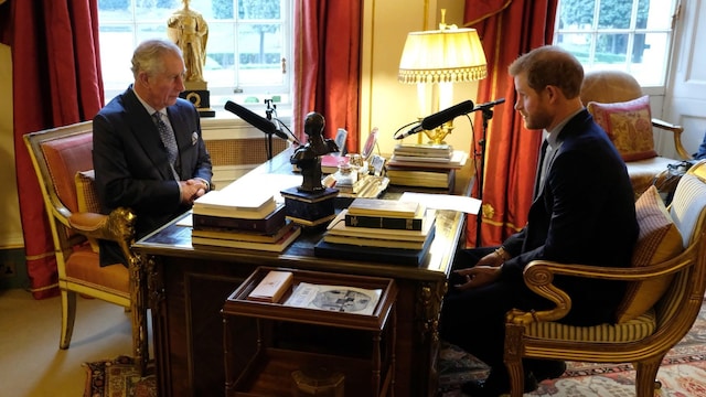 El príncipe Harry le hizo una entrevista a su padre, siendo príncipe de Gales, para una radio de Londres. Eran otros tiempos, cuando no había comenzado el conflicto o al menos no se había hecho público.