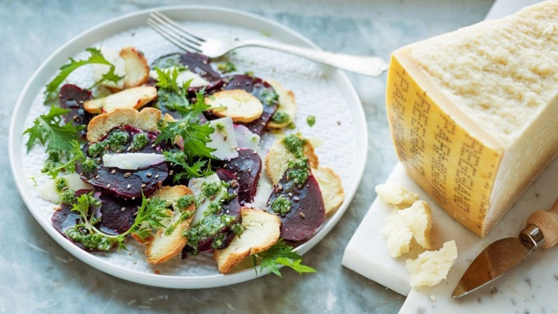 Ensalada de remolacha, 'parmigiano reggiano' y salsa de hierbas