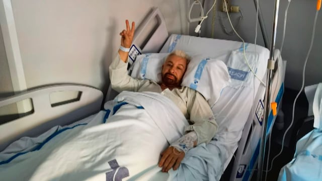 José Manuel Parada levanta los dedos en señal de victoria desde el hospital