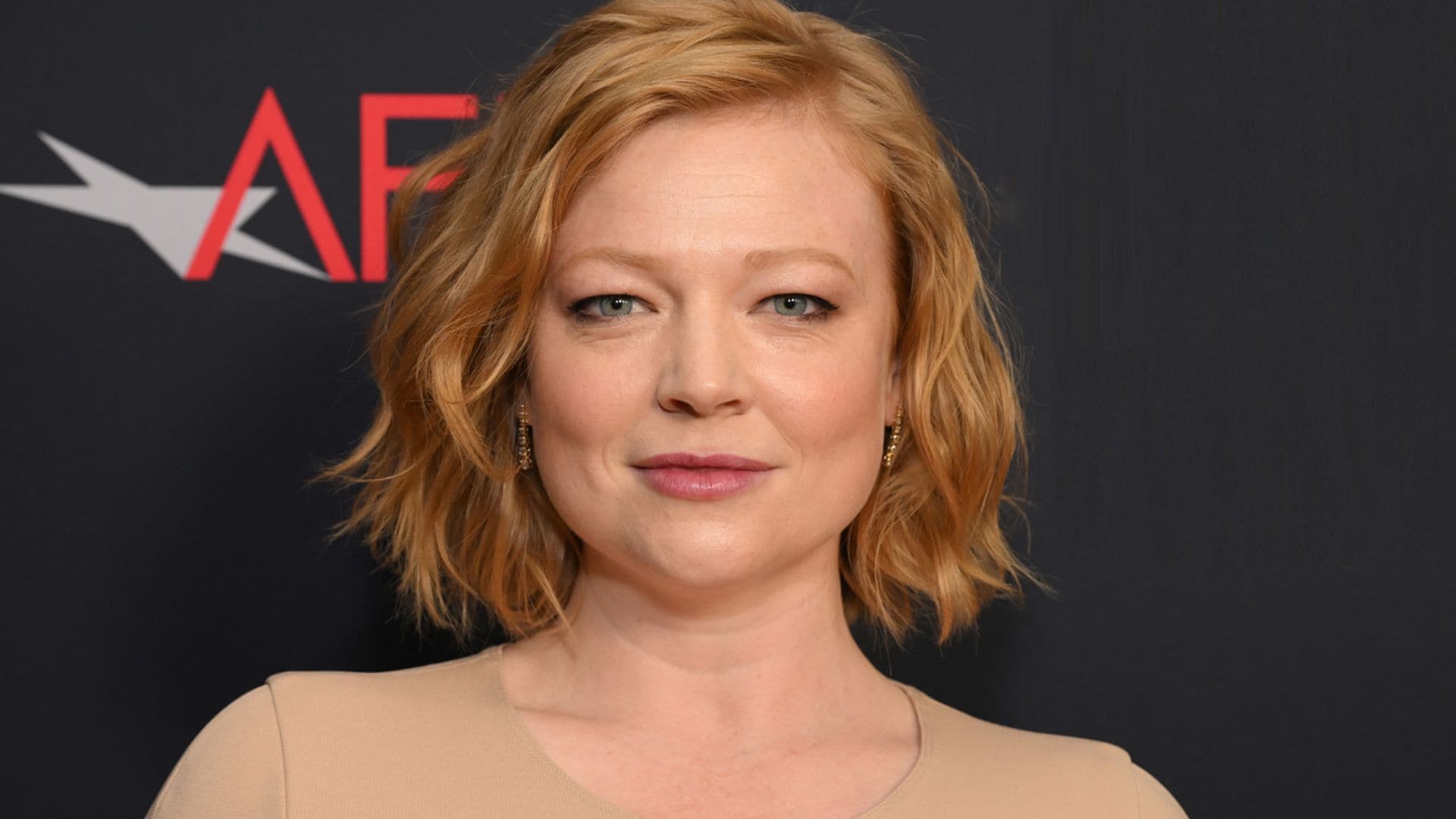 Sarah Snook (Succession) presenta a su bebé el día del estreno del impactante capítulo final de la serie