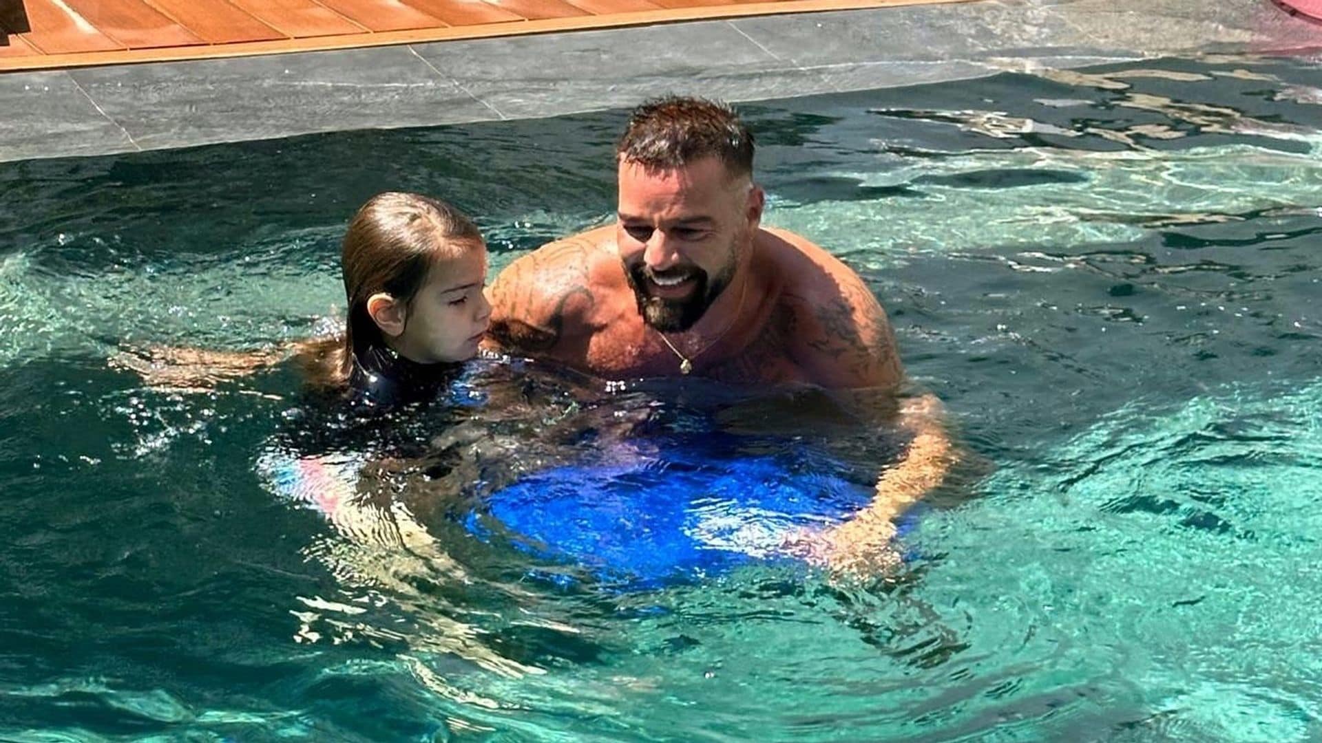 Junto a sus pequeños Renn y Lucía, Ricky Martin se divierte como niño en la playa