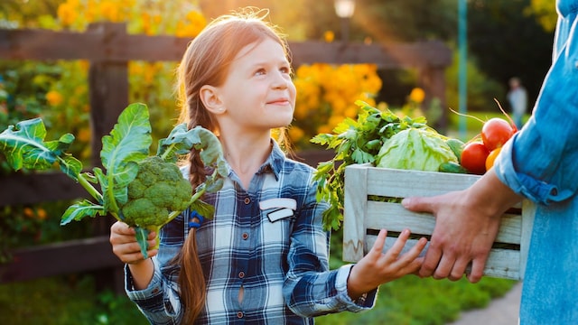 ni a eligiendo comida para su casa verduras y frutas 