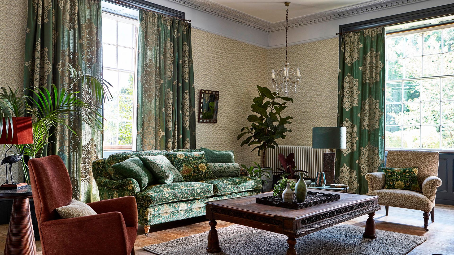 Salón con cortinas estampadas de color verde a juego con la tapicería del sofá, alfombra y mesa de centro de madera oscura