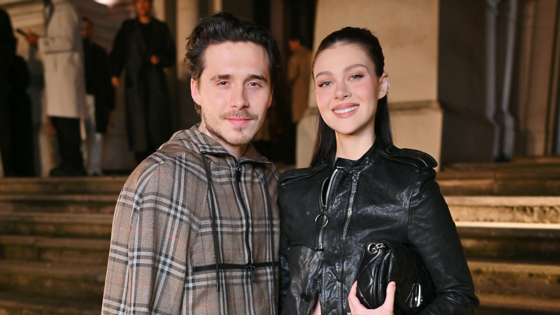 Brooklyn Beckham y Nicola Peltz coordinan sus 'looks' para el desfile de Burberry en Londres