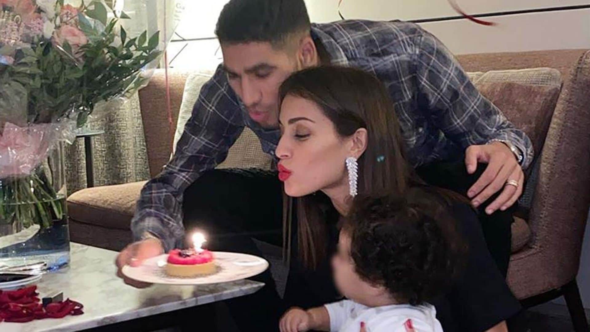 Flores, caprichos culinarios y un ayudante para soplar las velas, el cumpleaños en familia de Hiba Abouk