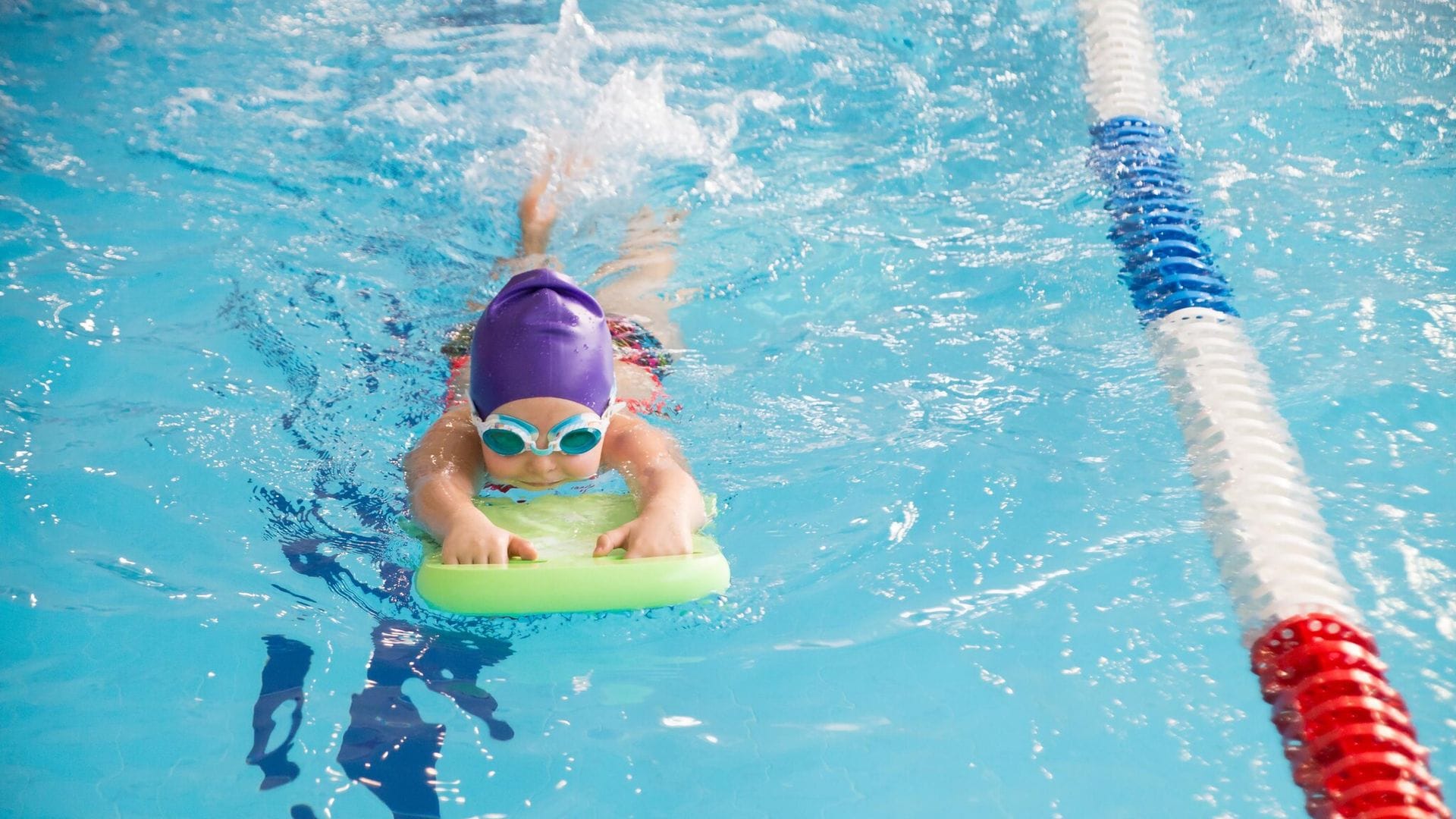 ¿Cuándo se recomienda empezar las clases de natación y por qué?