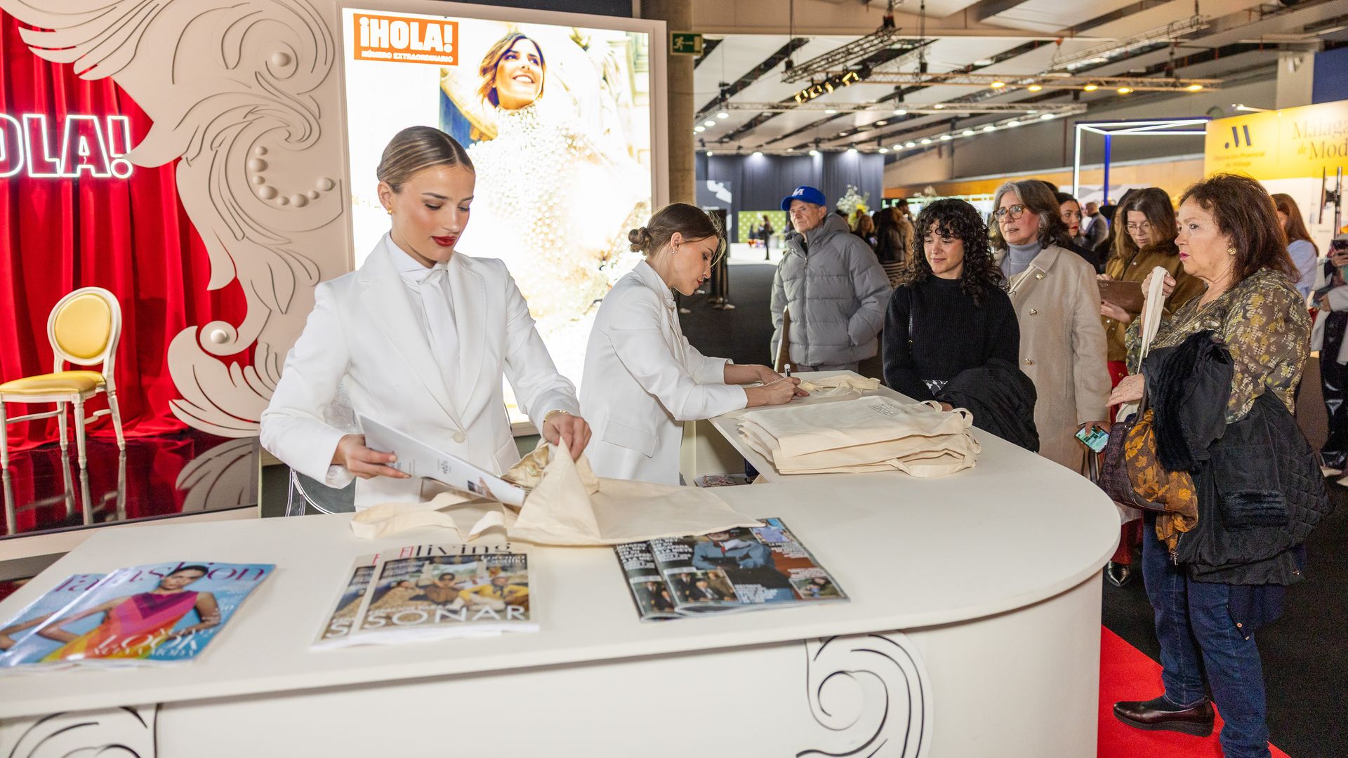 Visita el stand de ¡HOLA! en MBFWM y llévate un recuerdo único de esta gran cita con la moda