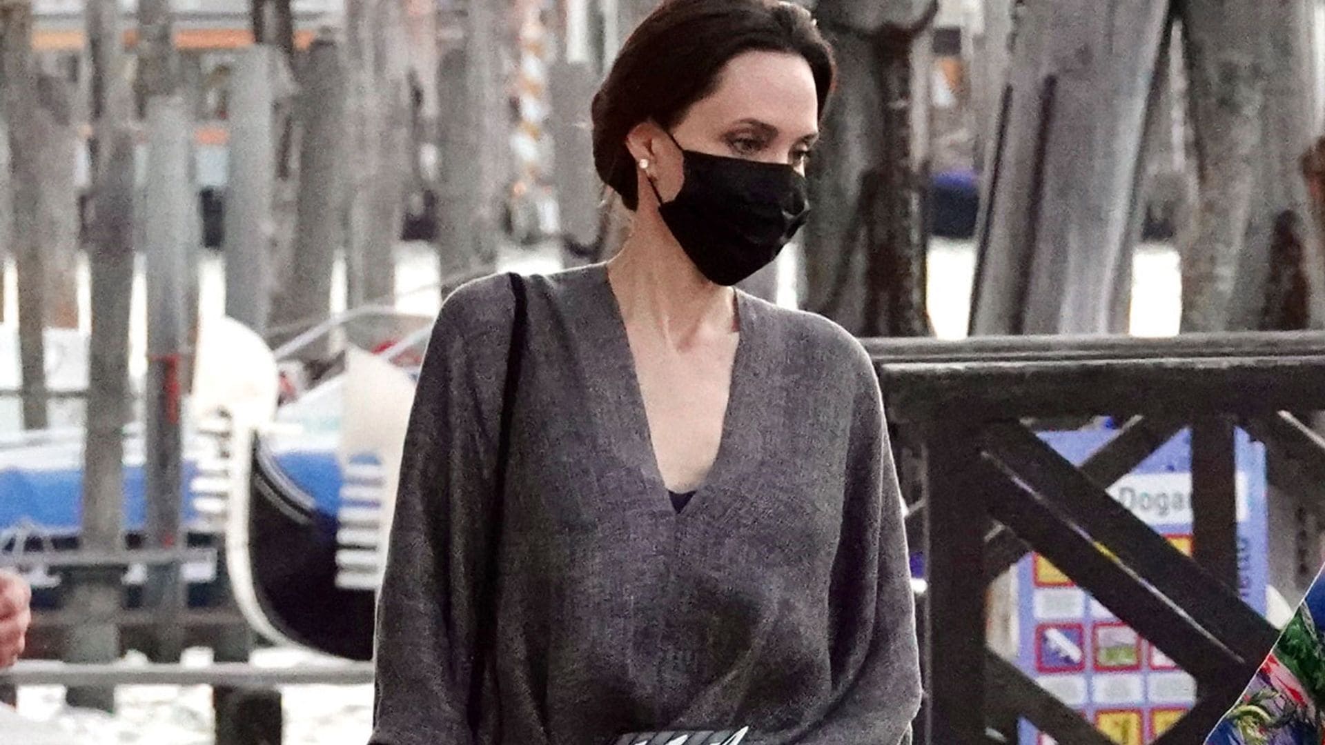 Angelina Jolie conquista Venecia con un vestido-túnica y sandalias de tacón (muy) cómodo