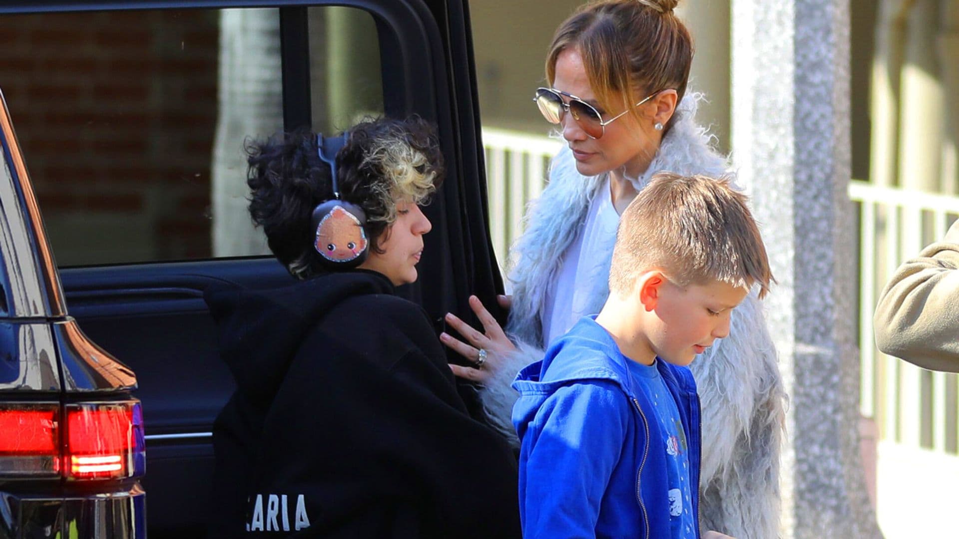 Jennifer López pasea con su hija Emme por Los Ángeles a la misma hora que Marc Anthony se da el 'sí, quiero' en Miami