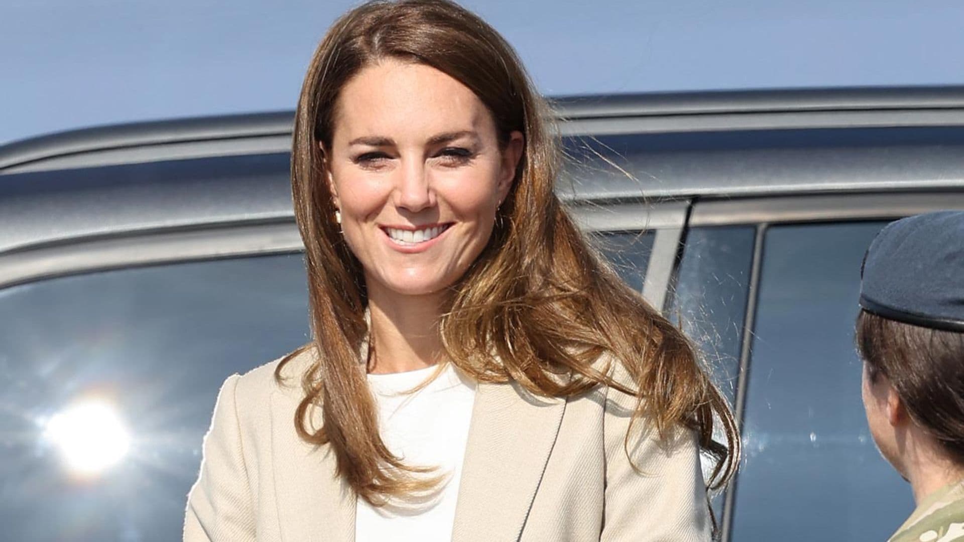 Kate Middleton vuelve al trabajo con unos pantalones palazzo efecto 'piernas infinitas'