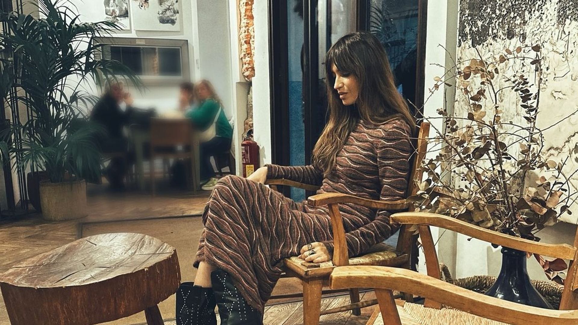 Sara Carbonero y su look bohemio para pasear en diciembre por Madrid: vestido de punto y botines 'cowboy'