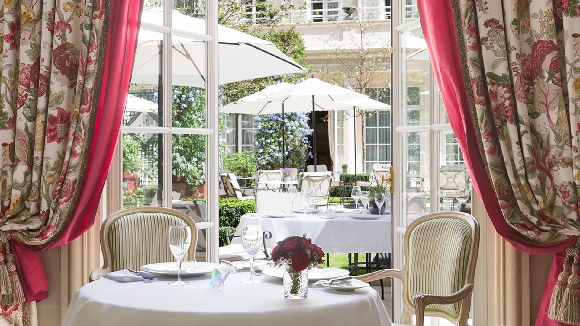 El hotel parisino que adoran las 'celebrities' tiene vistas de lujo a la torre Eiffel